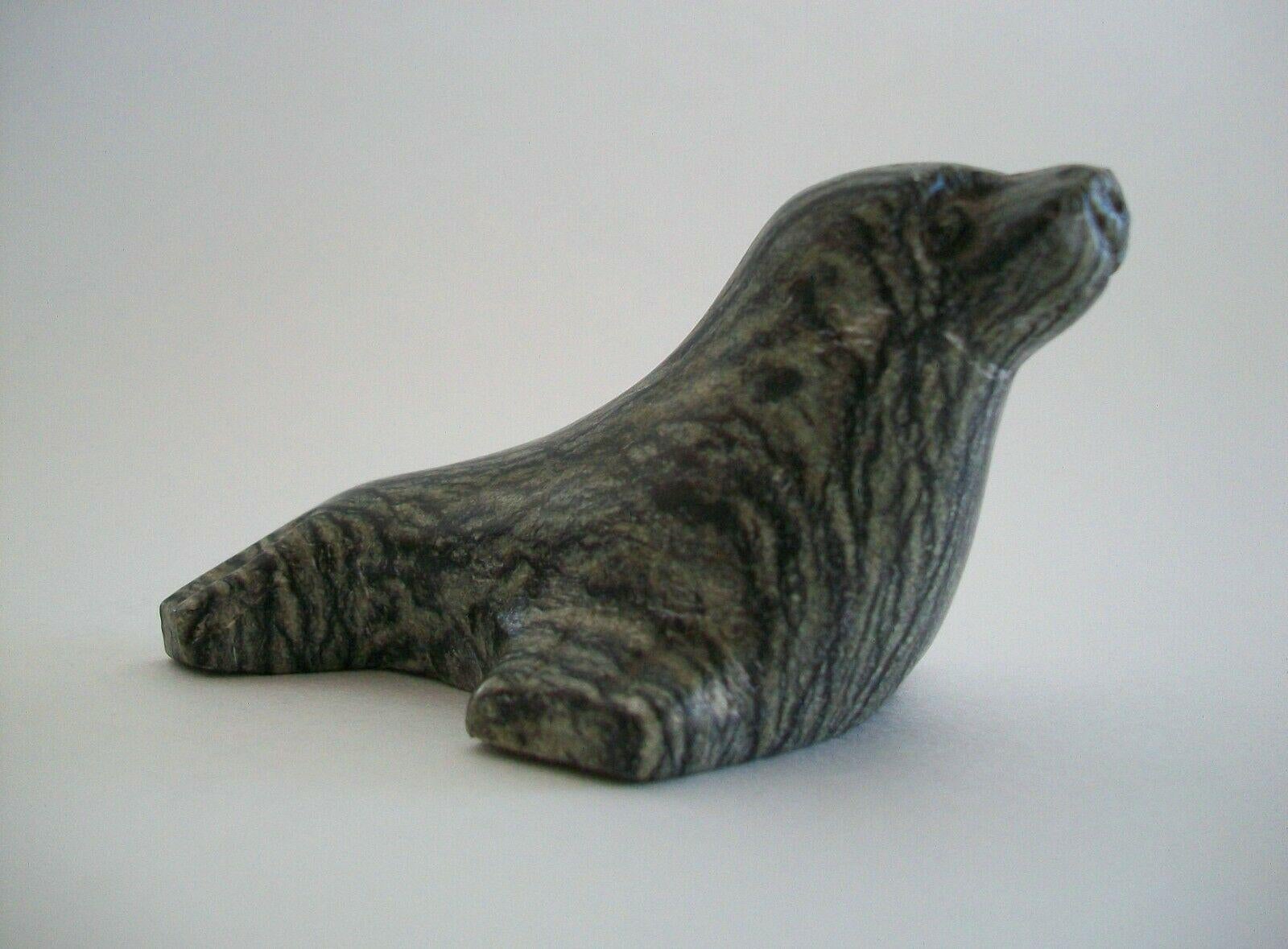 Artisanat Vintage Cape Dorset Inuit Stone Carving of a Seal, Unsigned, Canada, C.1960's. en vente