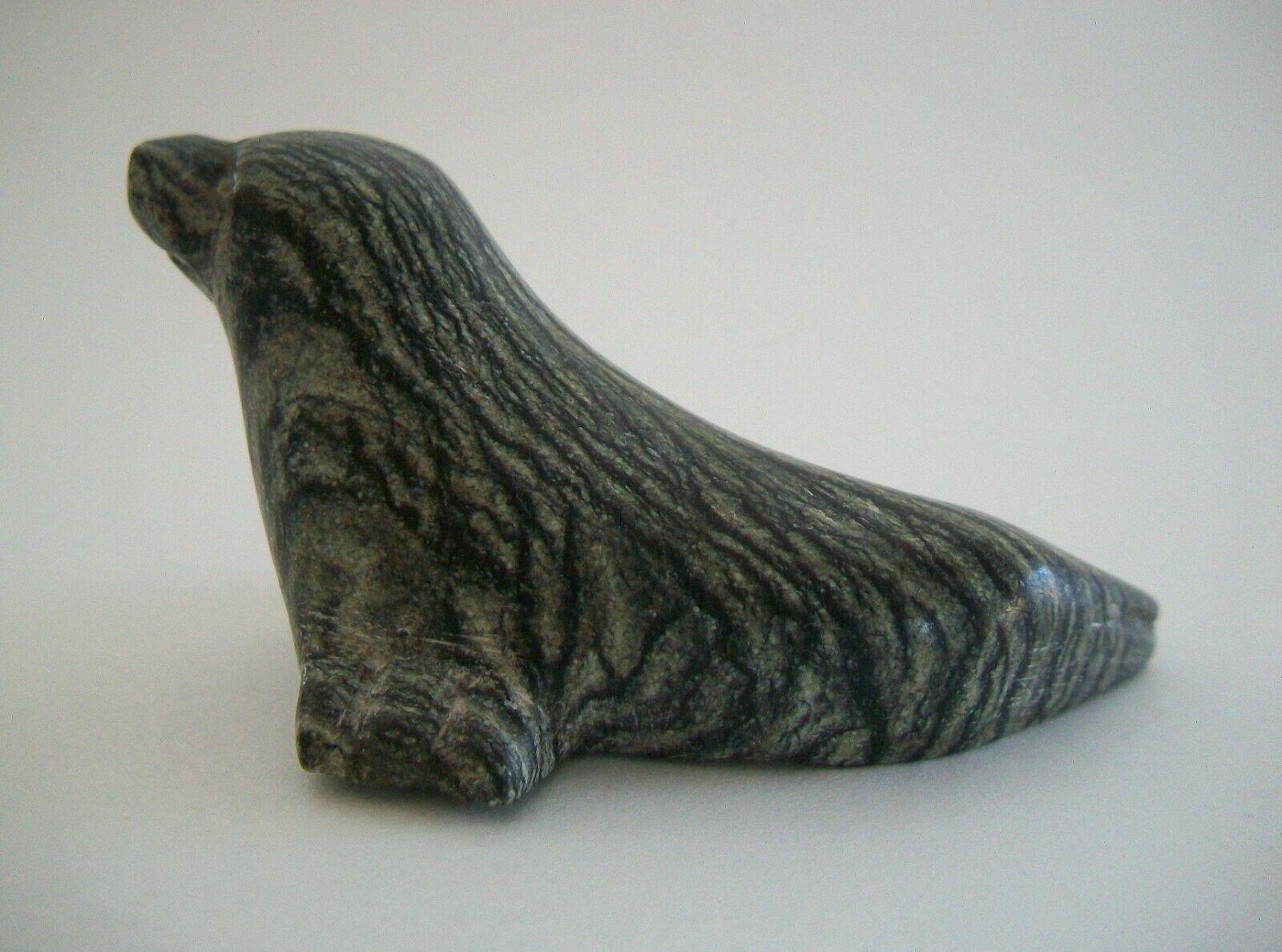 Canadien Vintage Cape Dorset Inuit Stone Carving of a Seal, Unsigned, Canada, C.1960's. en vente