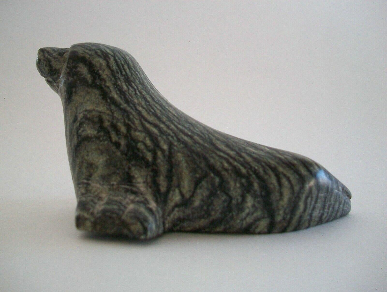 Sculpté à la main Vintage Cape Dorset Inuit Stone Carving of a Seal, Unsigned, Canada, C.1960's. en vente