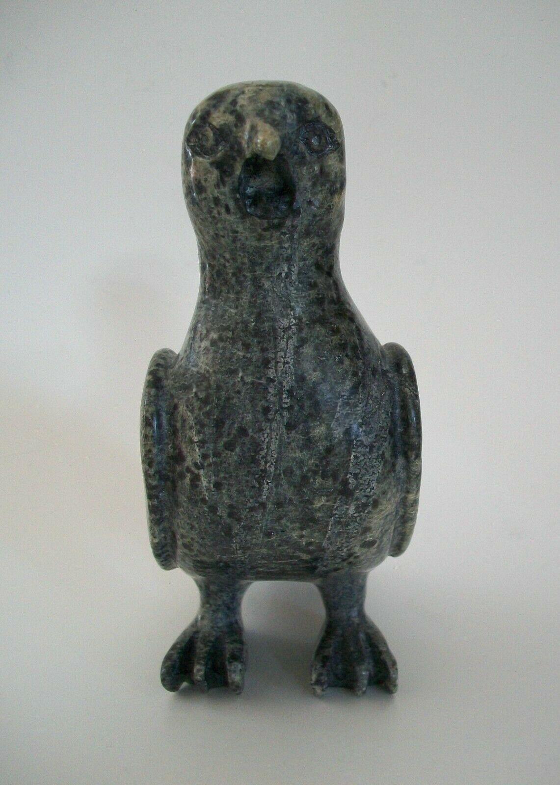 Sculpté à la main Vintage Cape Dorset Ptarmigan Inuit Stone Carving, Signed, Canada, C.1960's en vente