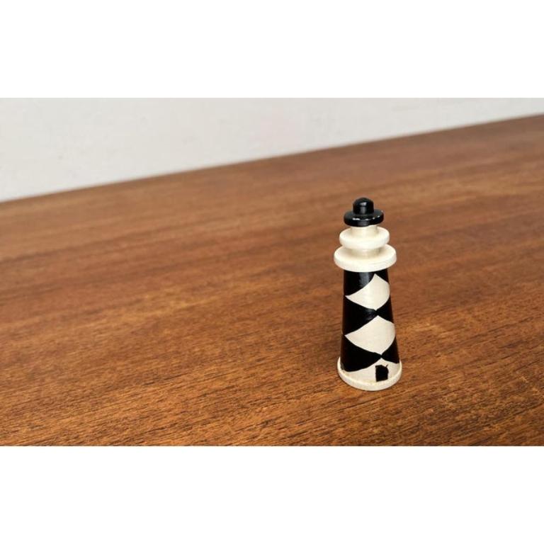 Vintage Cape Lookout Lighthouse Deco Objekt, in sehr gutem Zustand. Entworfen 1970 bis 1979.

Zusätzliche Informationen:
MATERIALIEN: Holz
Farbe: Schwarz
Artikel Typ: Vintage, antik oder aus Vorbesitz
Abmessungen: 0,79ʺB × 0,79ʺD × 3,15ʺH
Zustand: