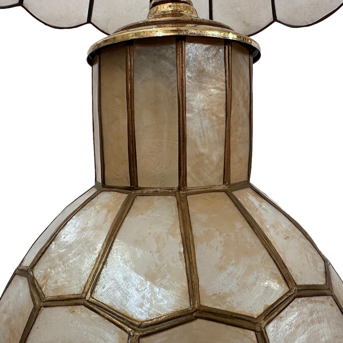 Francese Lampada Capiz vintage con paralume in vendita