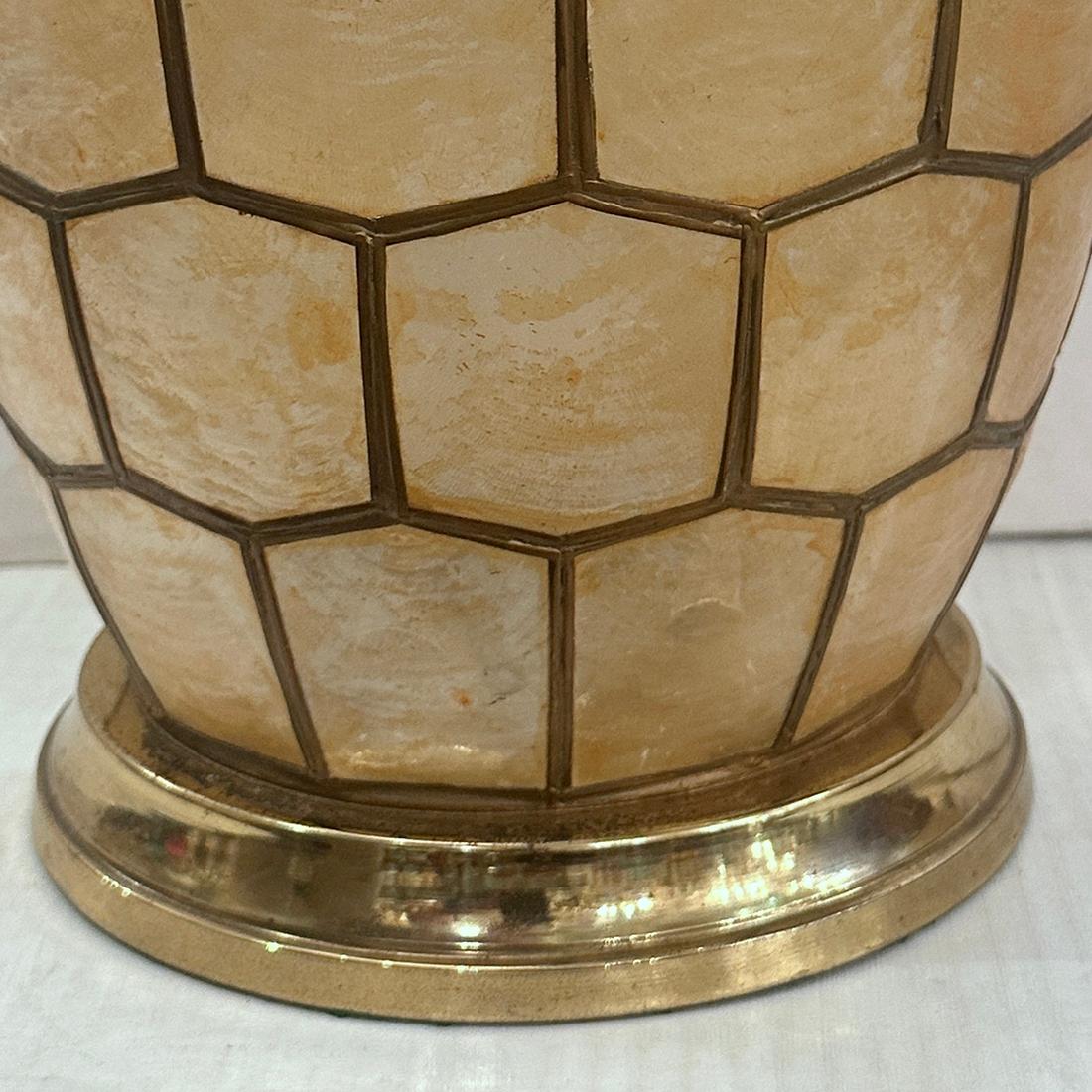 Lampada Capiz vintage con paralume In condizioni buone in vendita a New York, NY