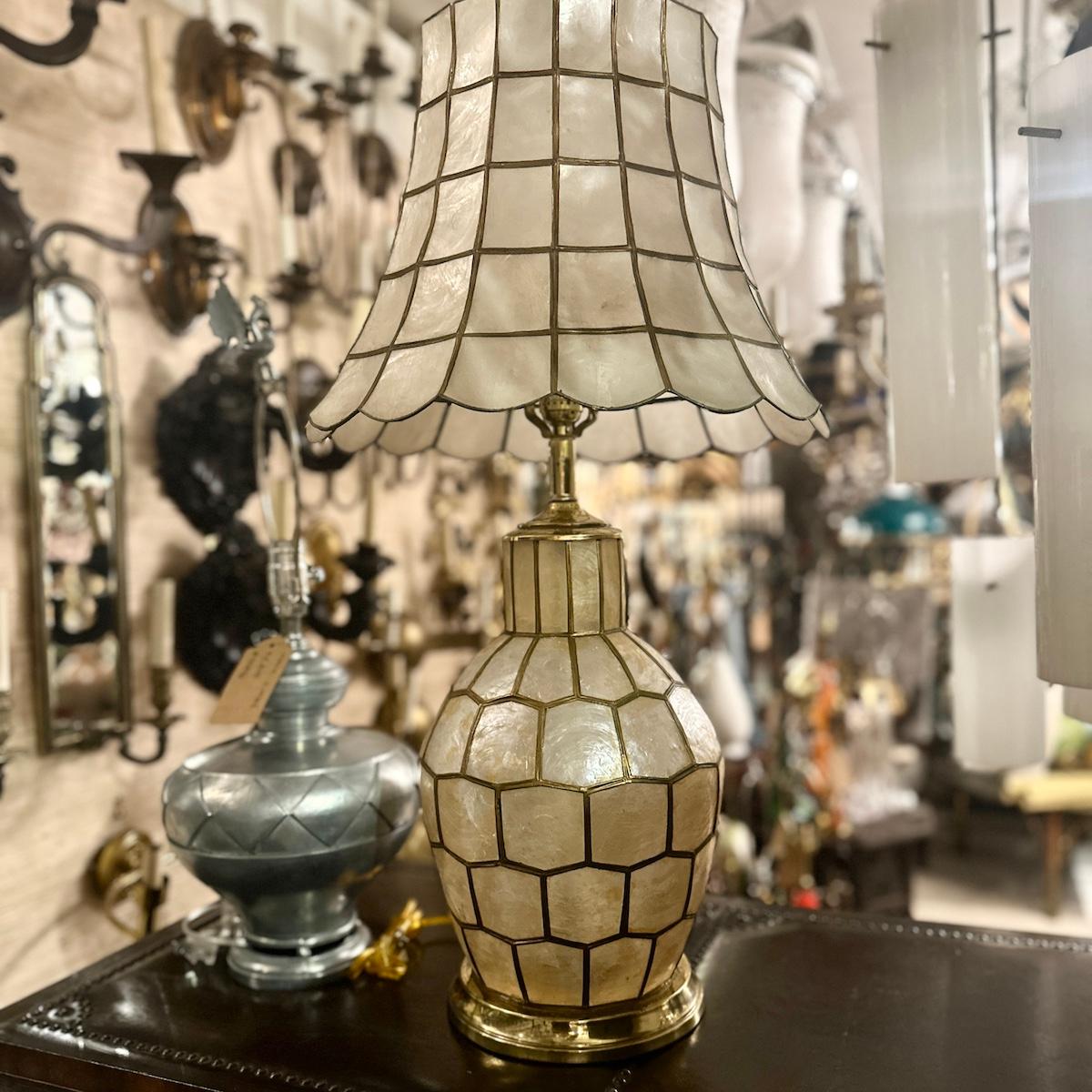 Metà XX secolo Lampada Capiz vintage con paralume in vendita