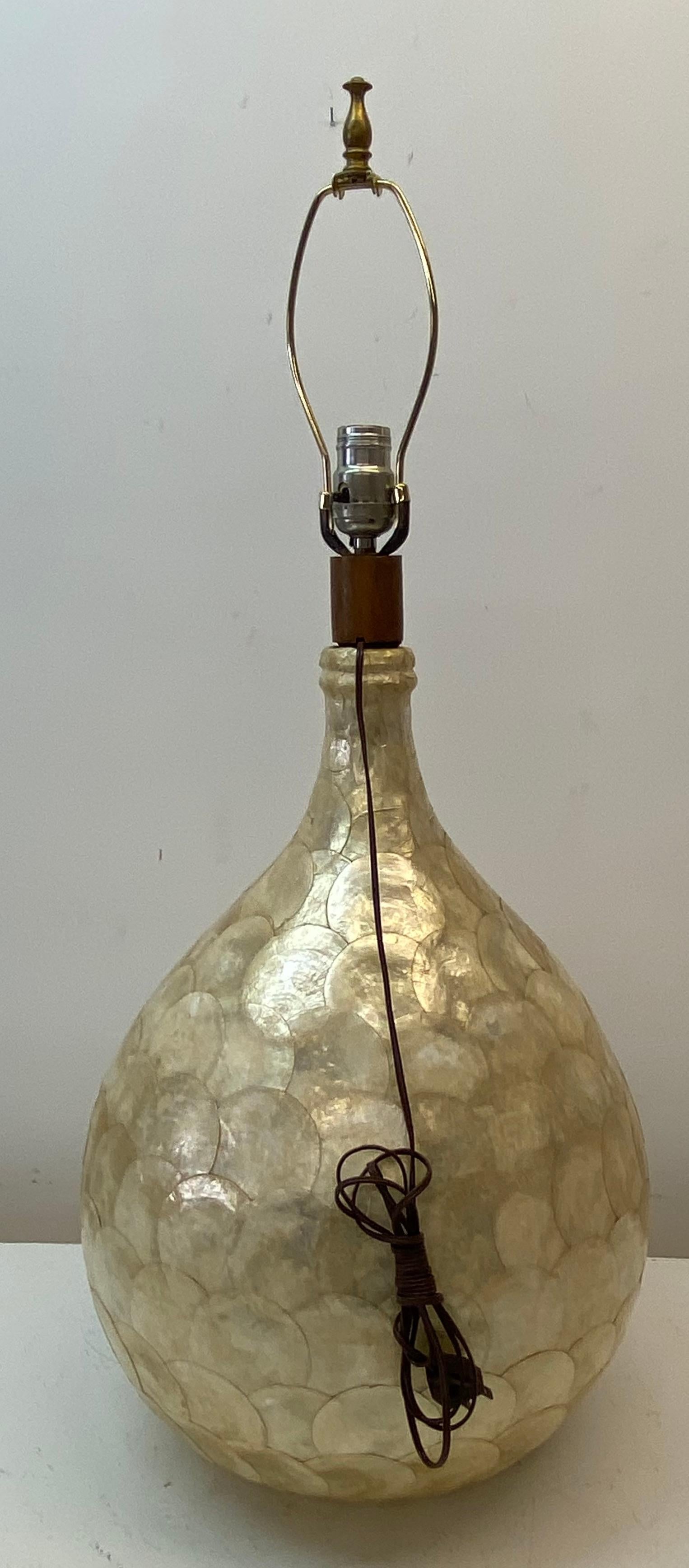 Américain Lampe de table vintage Capiz Shell, C.1970 en vente