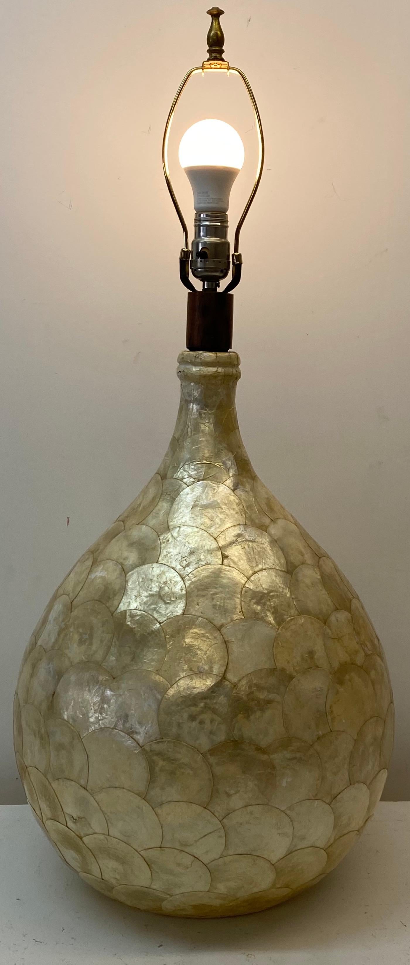 Lampe de table vintage Capiz Shell, C.1970 Bon état - En vente à San Francisco, CA