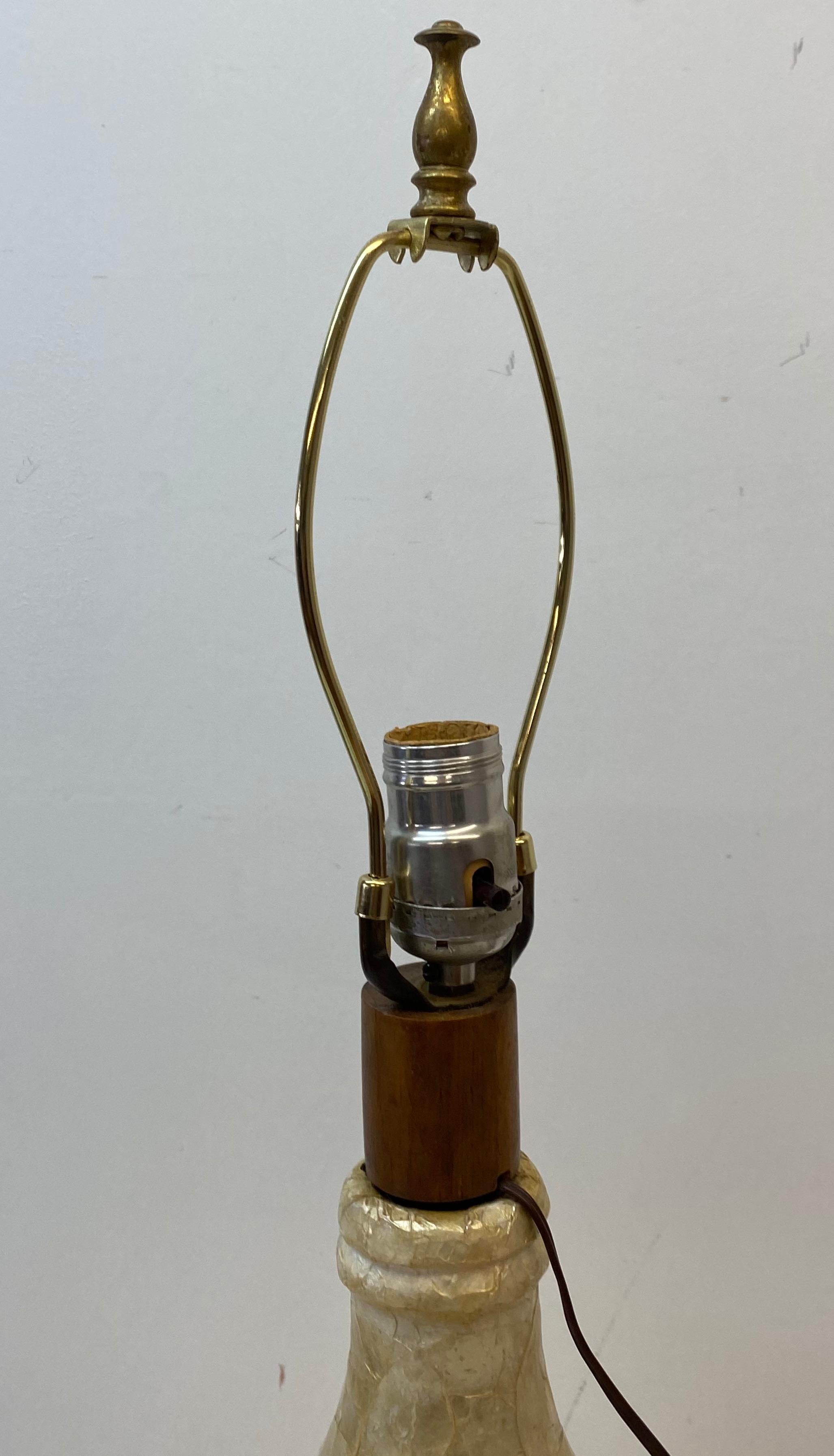 20ième siècle Lampe de table vintage Capiz Shell, C.1970 en vente