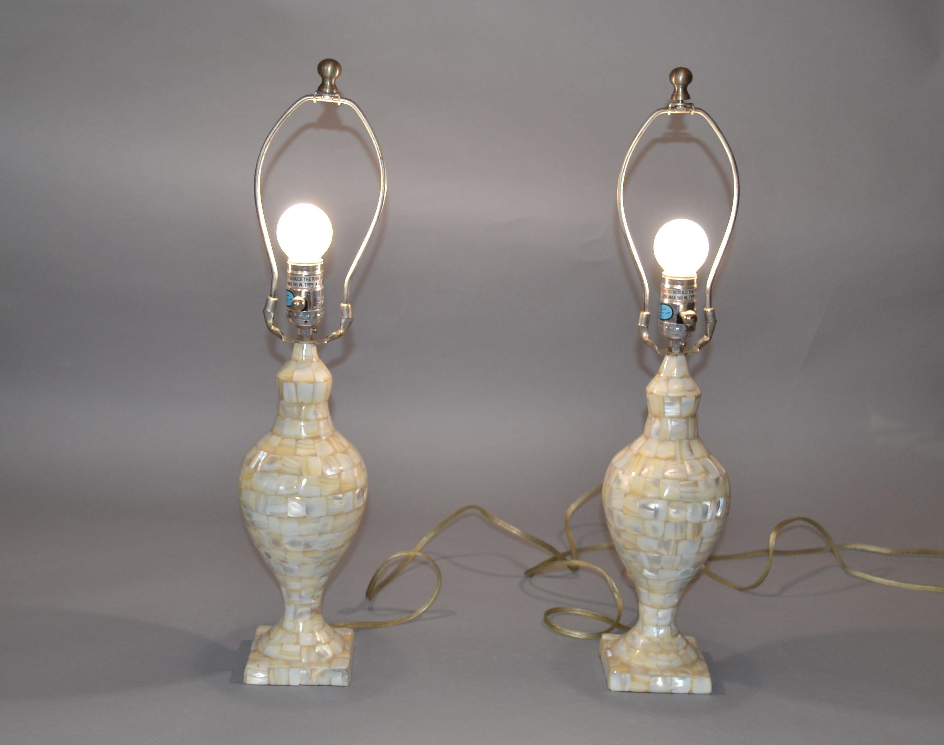 Américain Paire de lampes de bureau vintage Capiz Shell de style Hollywood Regency en vente
