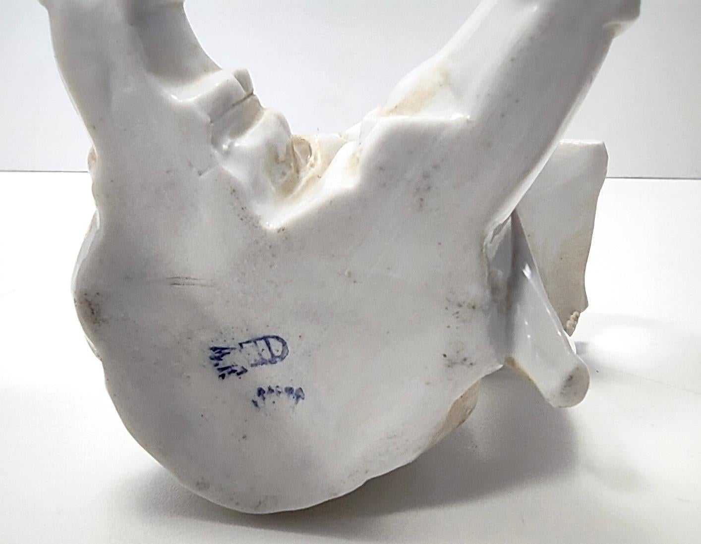 Oggetto decorativo d'epoca in ceramica e oro di Capodimonte raffigurante un bambino che legge, Italia in vendita 2
