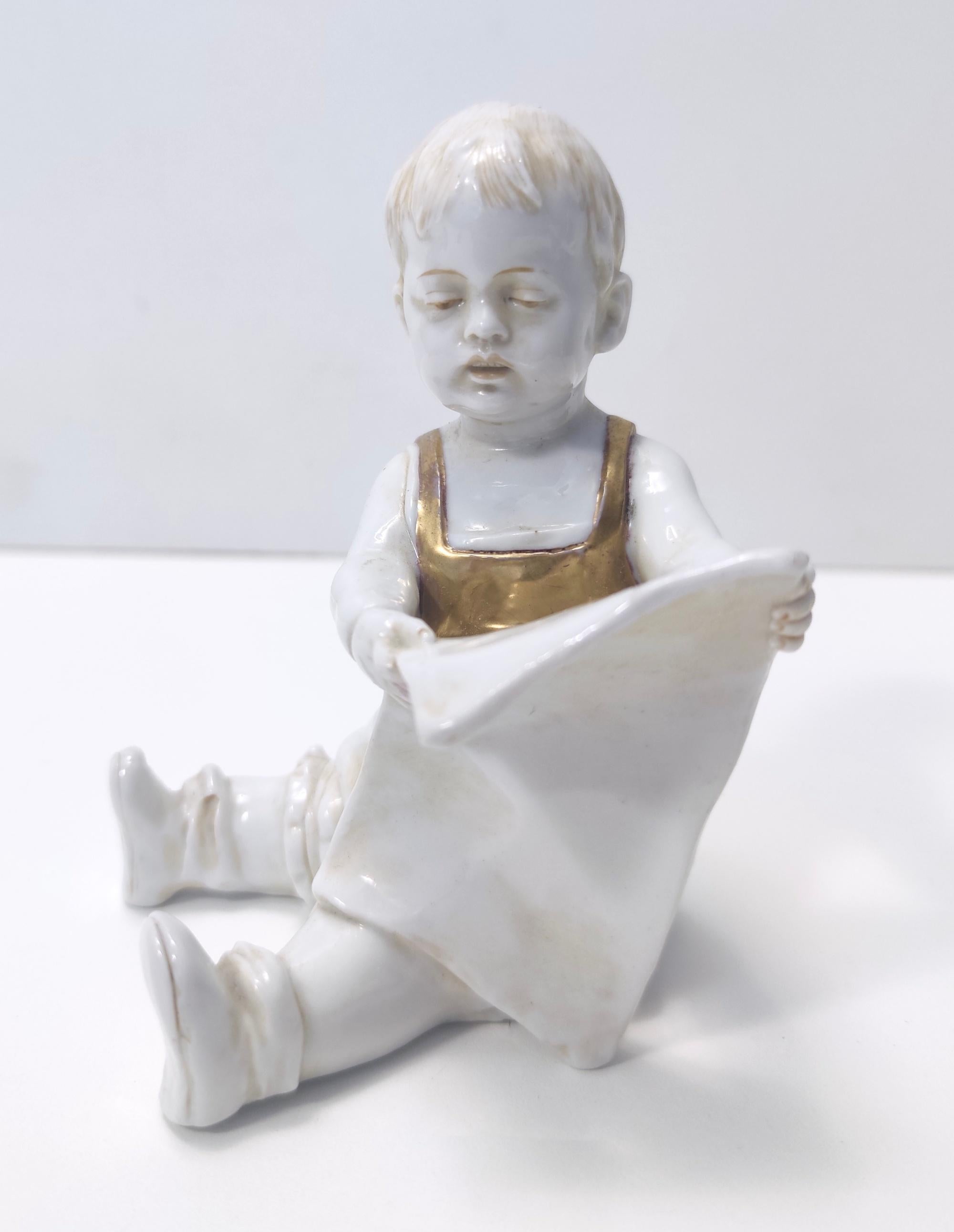 Mid-Century Modern Article décoratif vintage de Capodimonte en céramique et or d'un enfant en train de lire, Italie en vente
