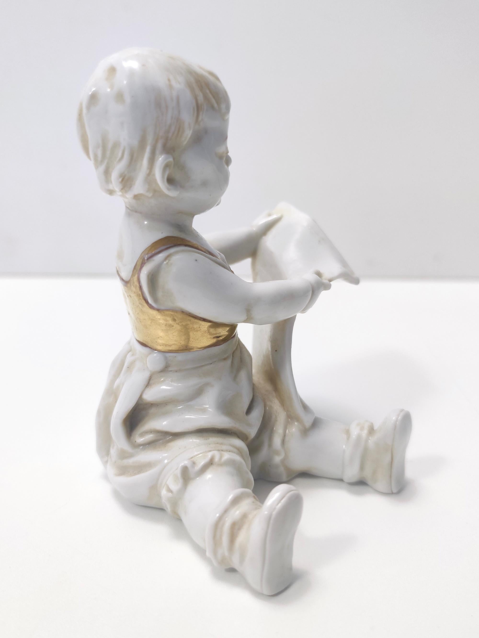 Milieu du XXe siècle Article décoratif vintage de Capodimonte en céramique et or d'un enfant en train de lire, Italie en vente