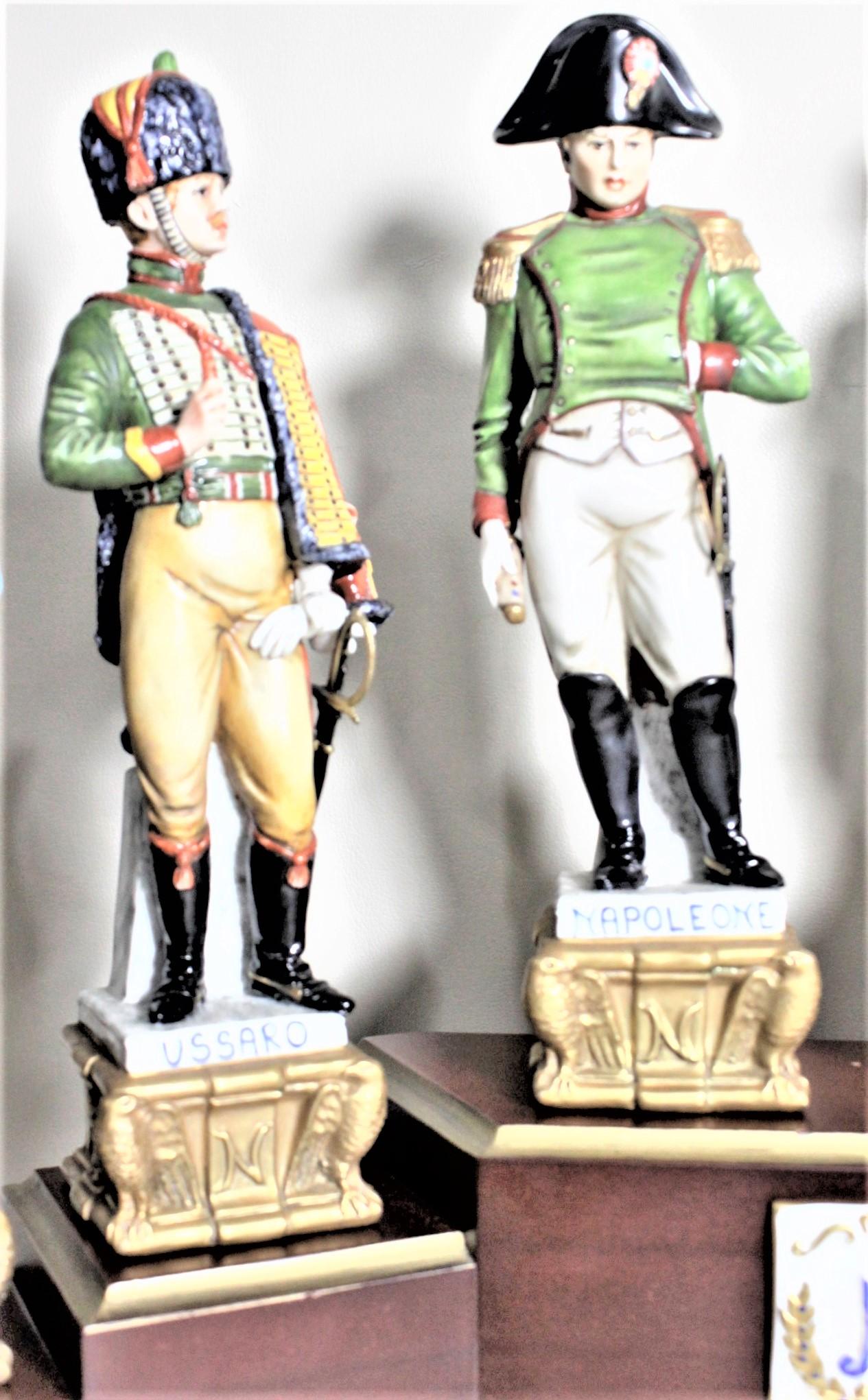 Vintage Capodimonte Military Porzellan-Skulptur Set mit tiered Display Stand (Neorenaissance) im Angebot