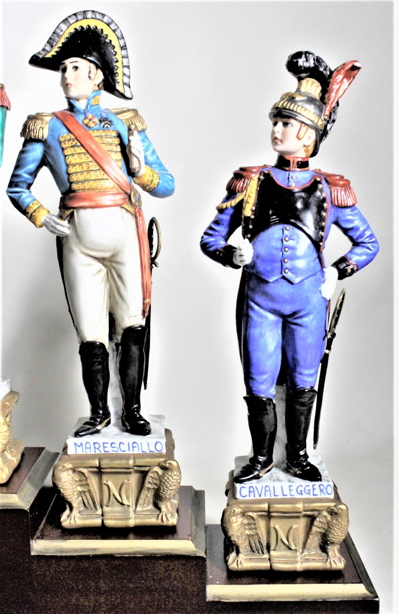 Vintage Capodimonte Military Porzellan-Skulptur Set mit tiered Display Stand (Maschinell gefertigt) im Angebot