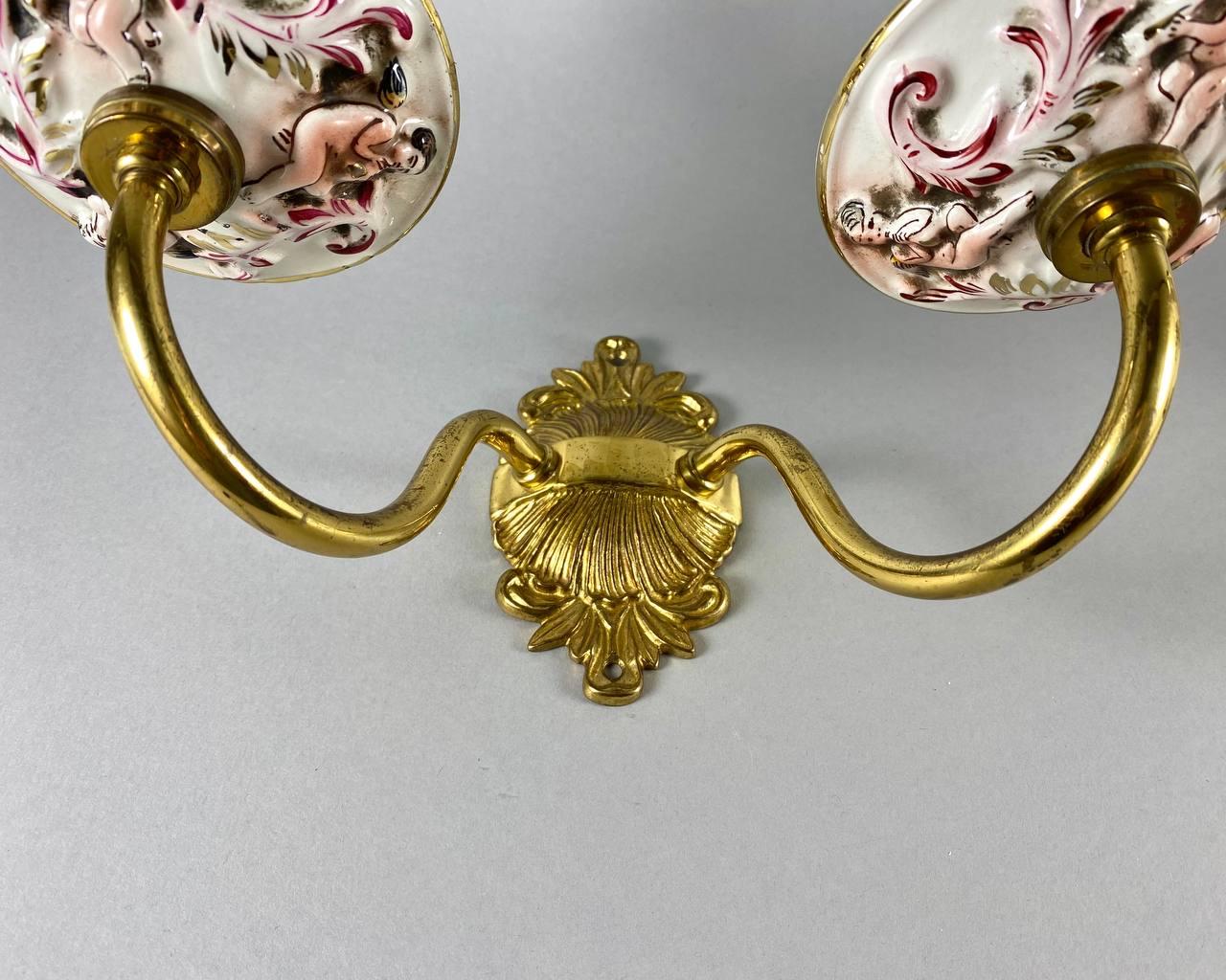 Rococò Applique vintage in porcellana di Capodimonte con putti e motivi floreali, 1980 in vendita