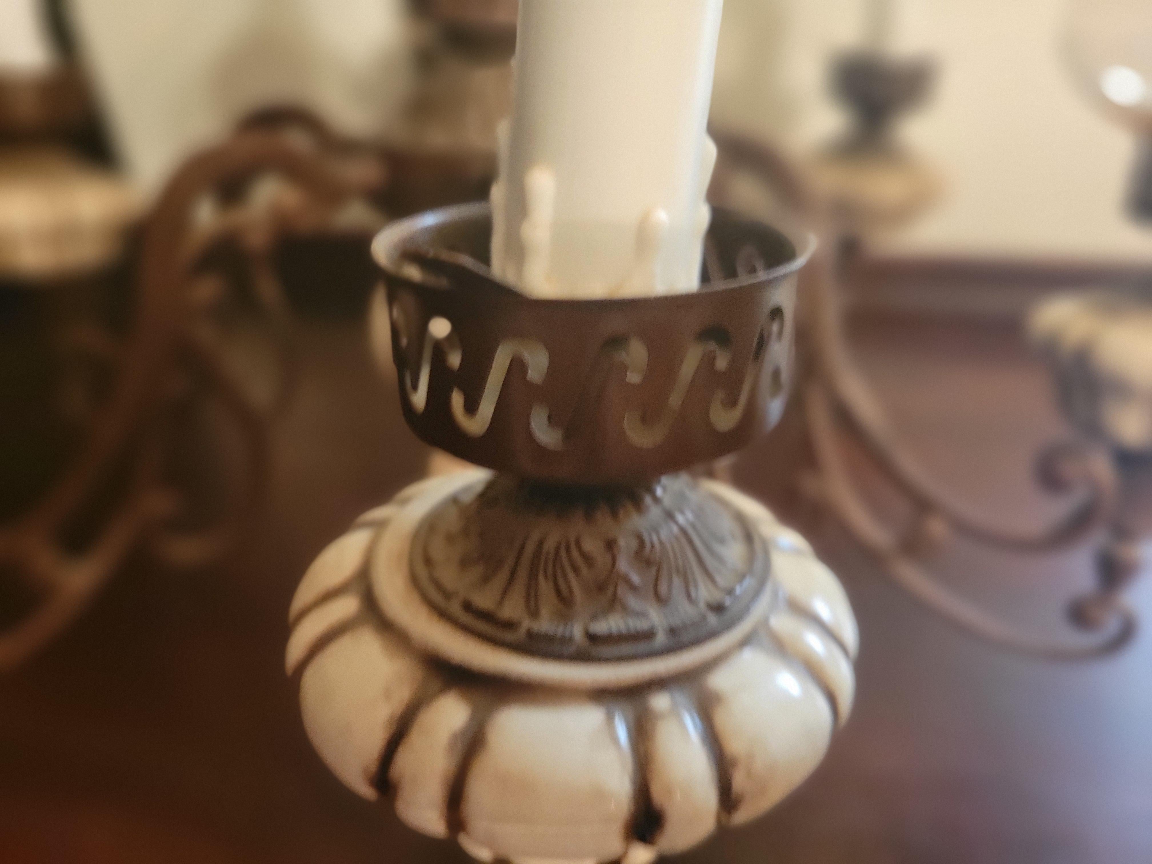 20ième siècle Lustre vintage à 6 éclairages en porcelaine peint à la main en vente