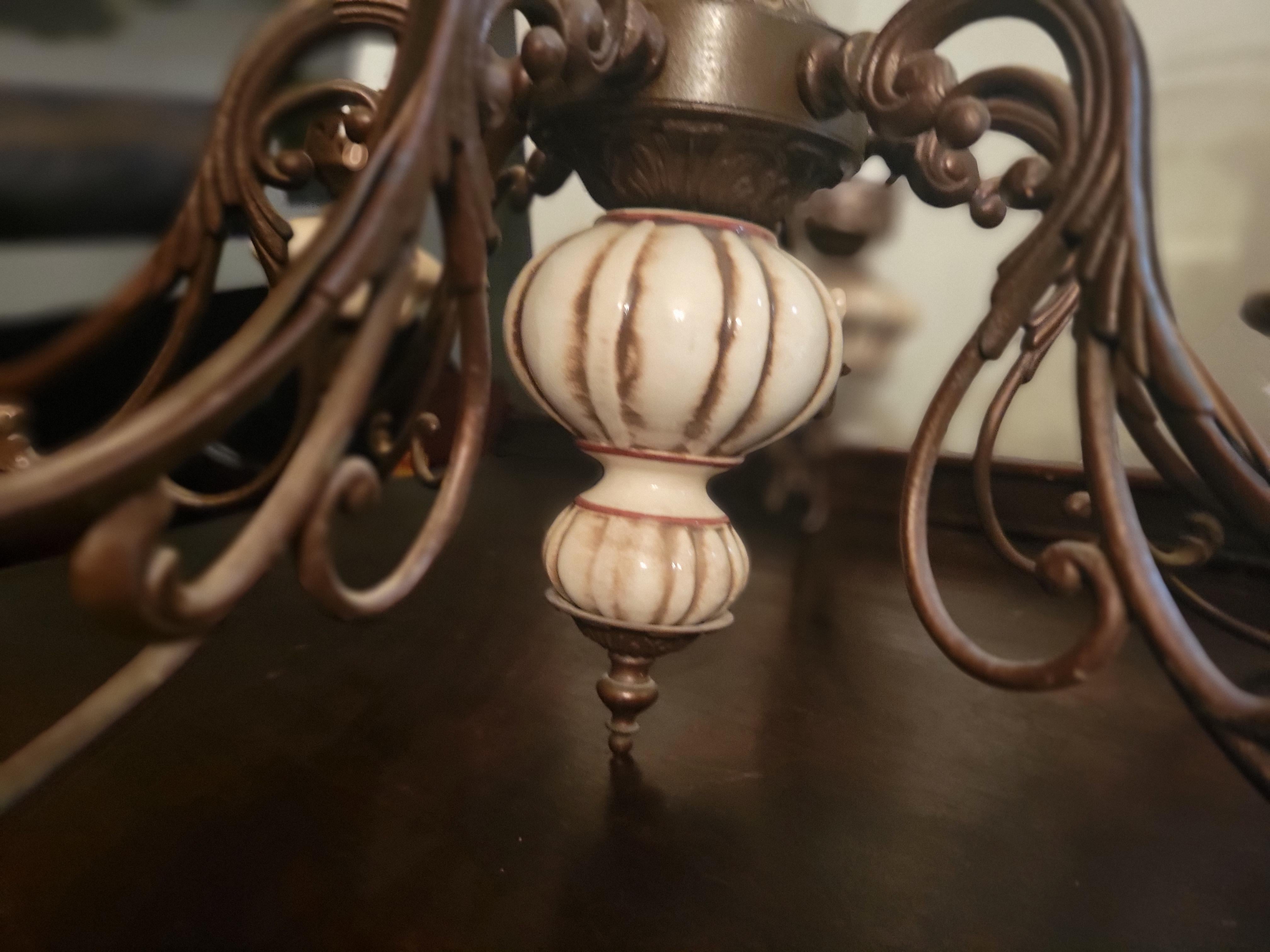 Lustre vintage à 6 éclairages en porcelaine peint à la main en vente 1