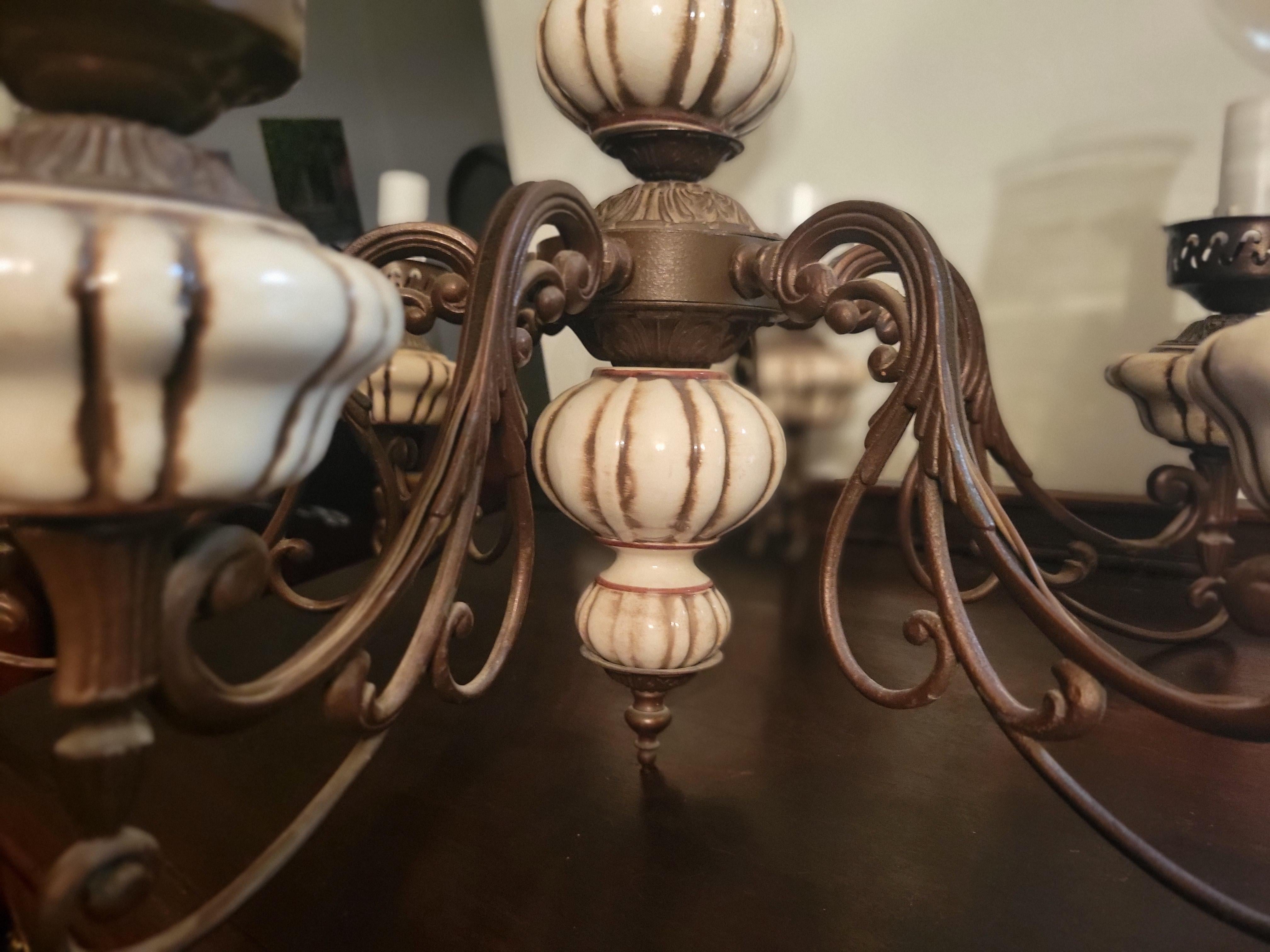 Lustre vintage à 6 éclairages en porcelaine peint à la main en vente 2