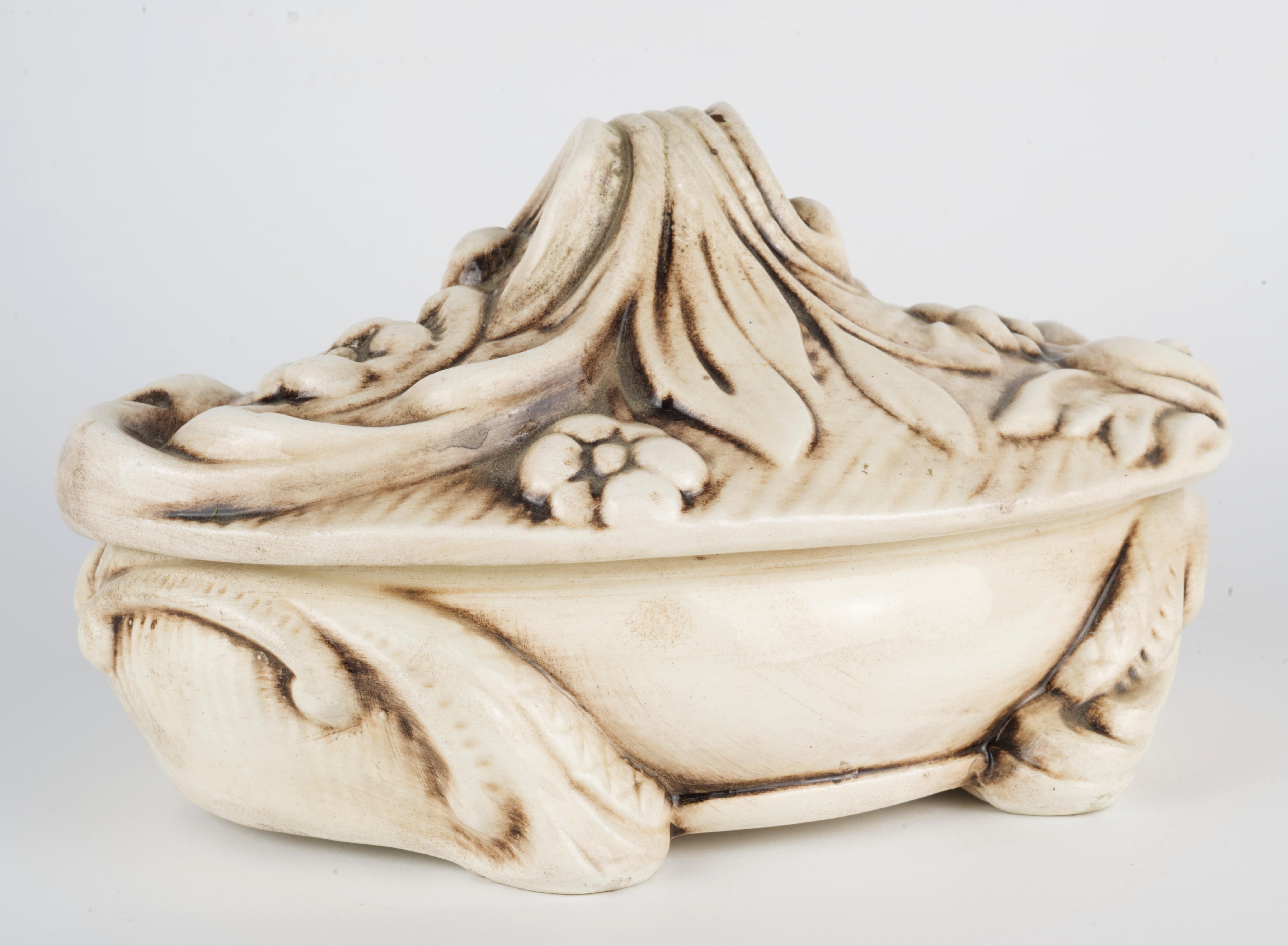Caja de Baratijas Vintage Capodimonte Vera Cubierta con Flores Italia Victoriano tardío en venta