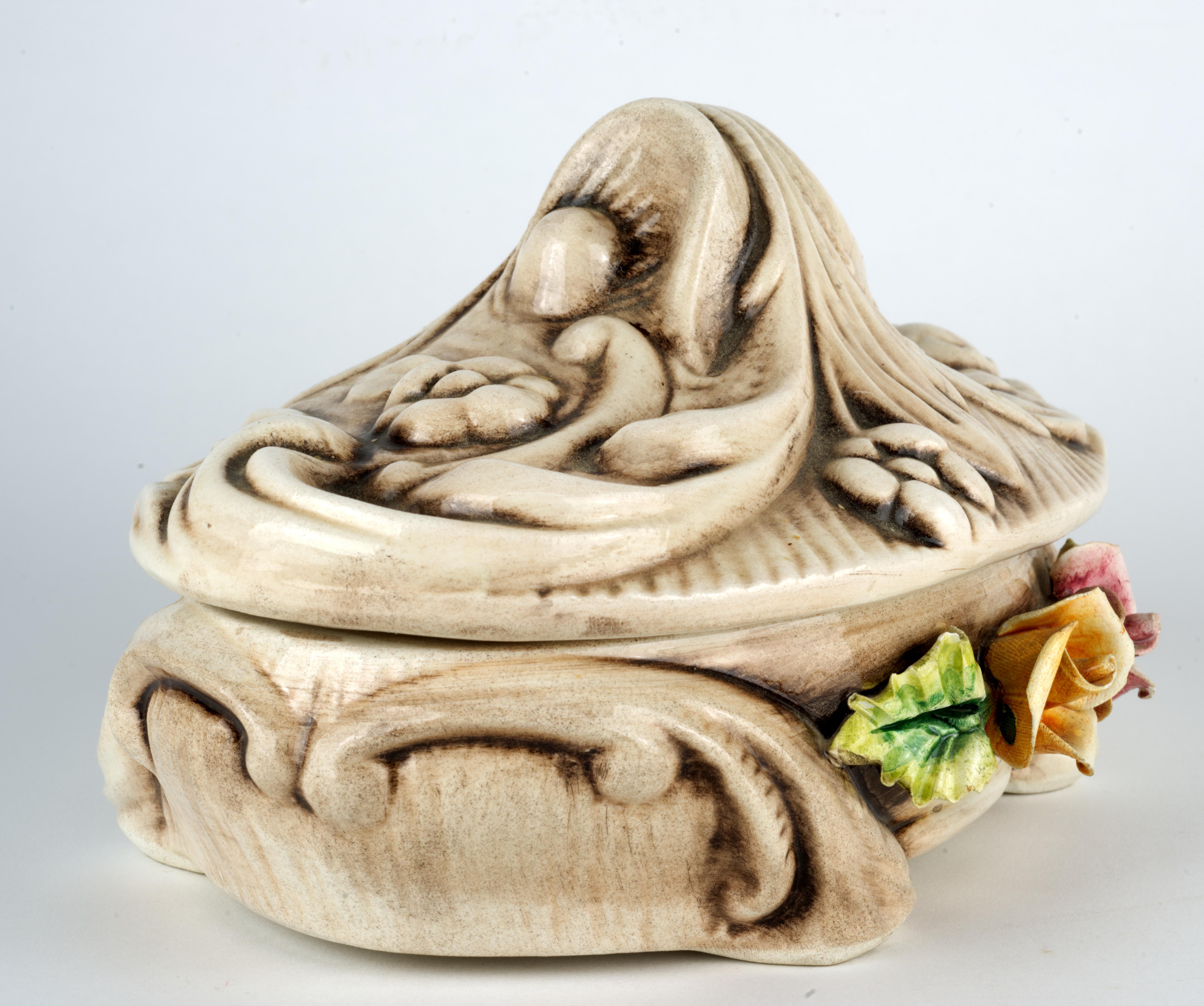 Caja de Baratijas Vintage Capodimonte Vera Cubierta con Flores Italia Hecho a mano en venta