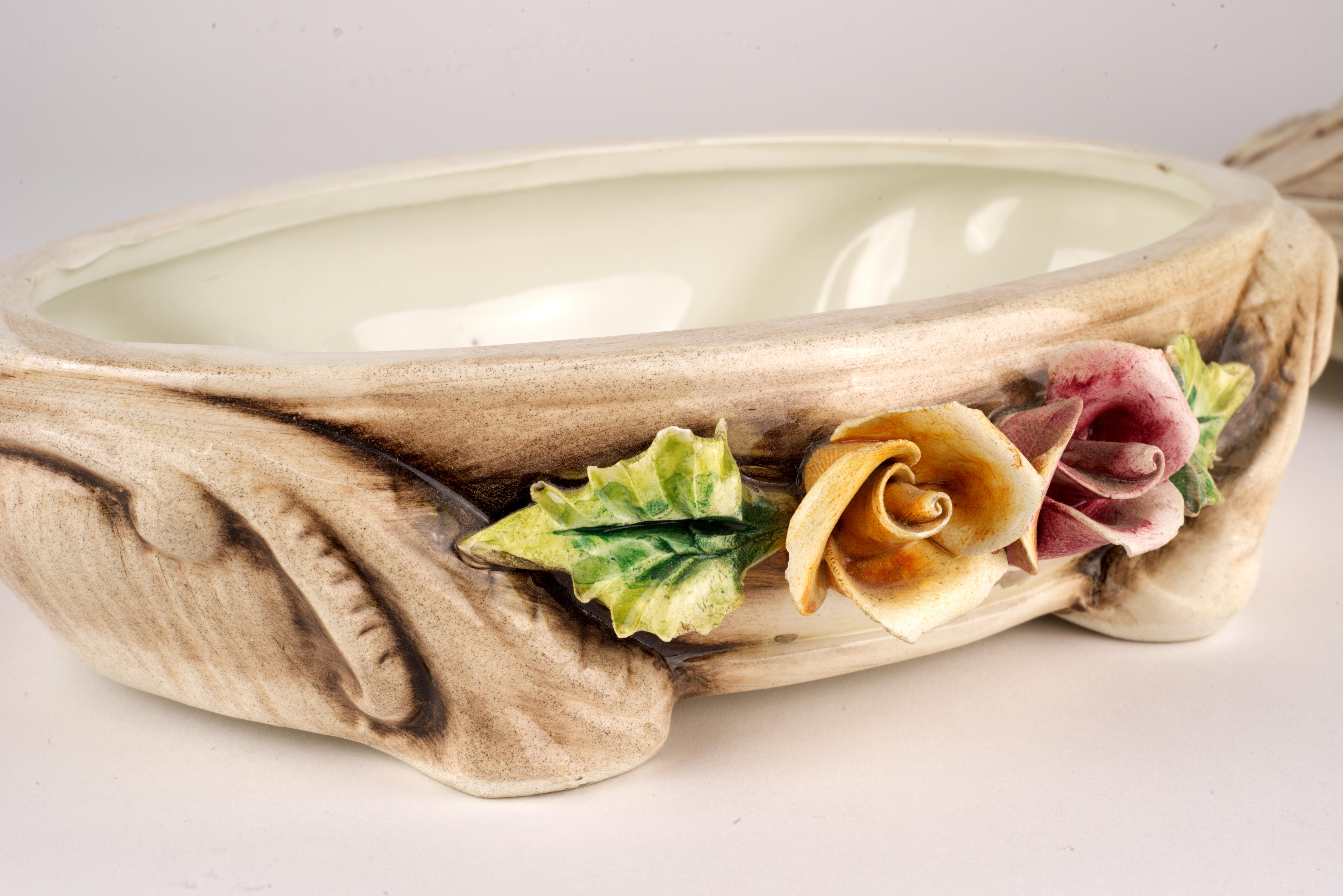 Caja de Baratijas Vintage Capodimonte Vera Cubierta con Flores Italia en Bueno estado para la venta en Clifton Springs, NY