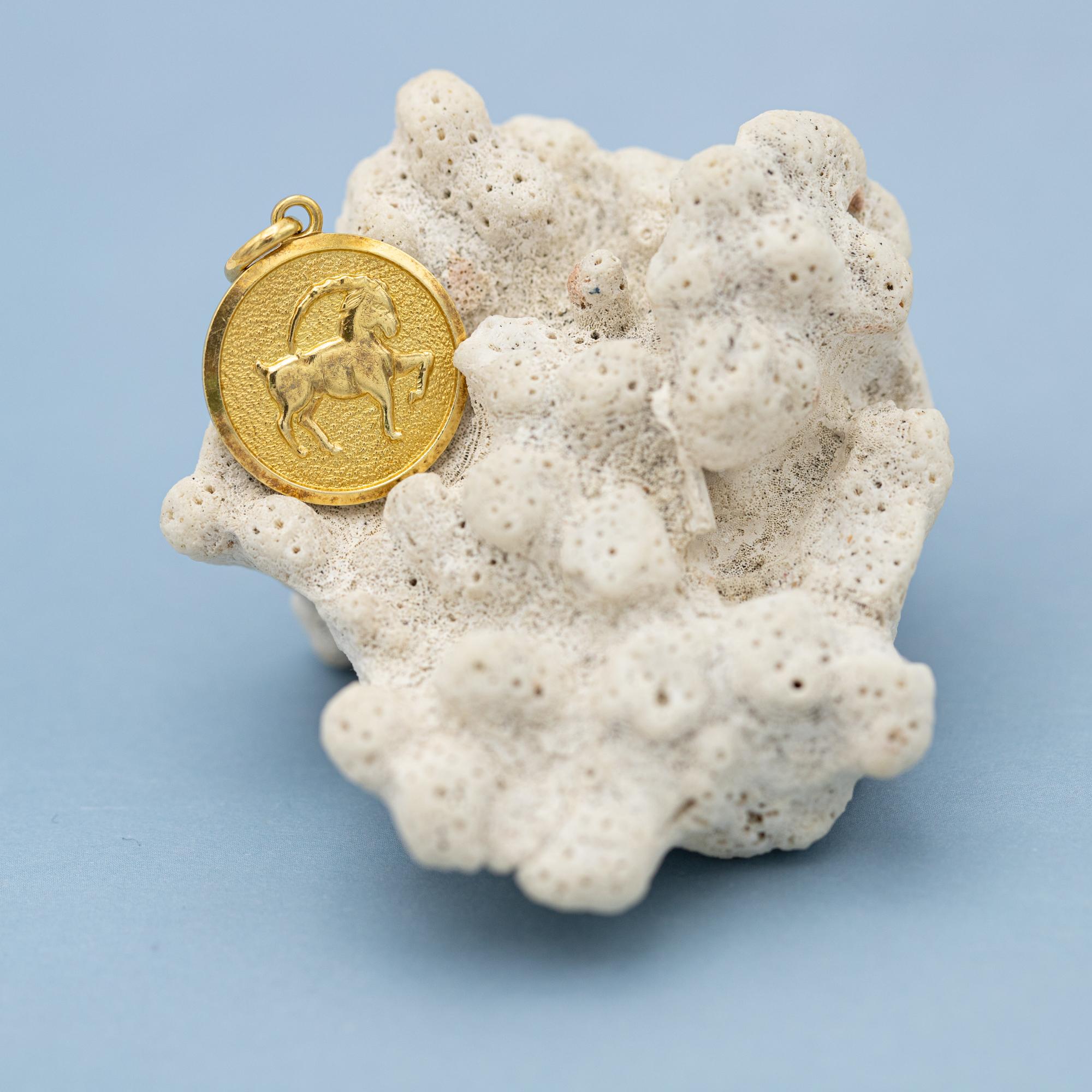 Vintage Capricorn - 18 karat zodiac charm pendant - solid yellow gold Star Sign In Good Condition For Sale In Antwerp, BE