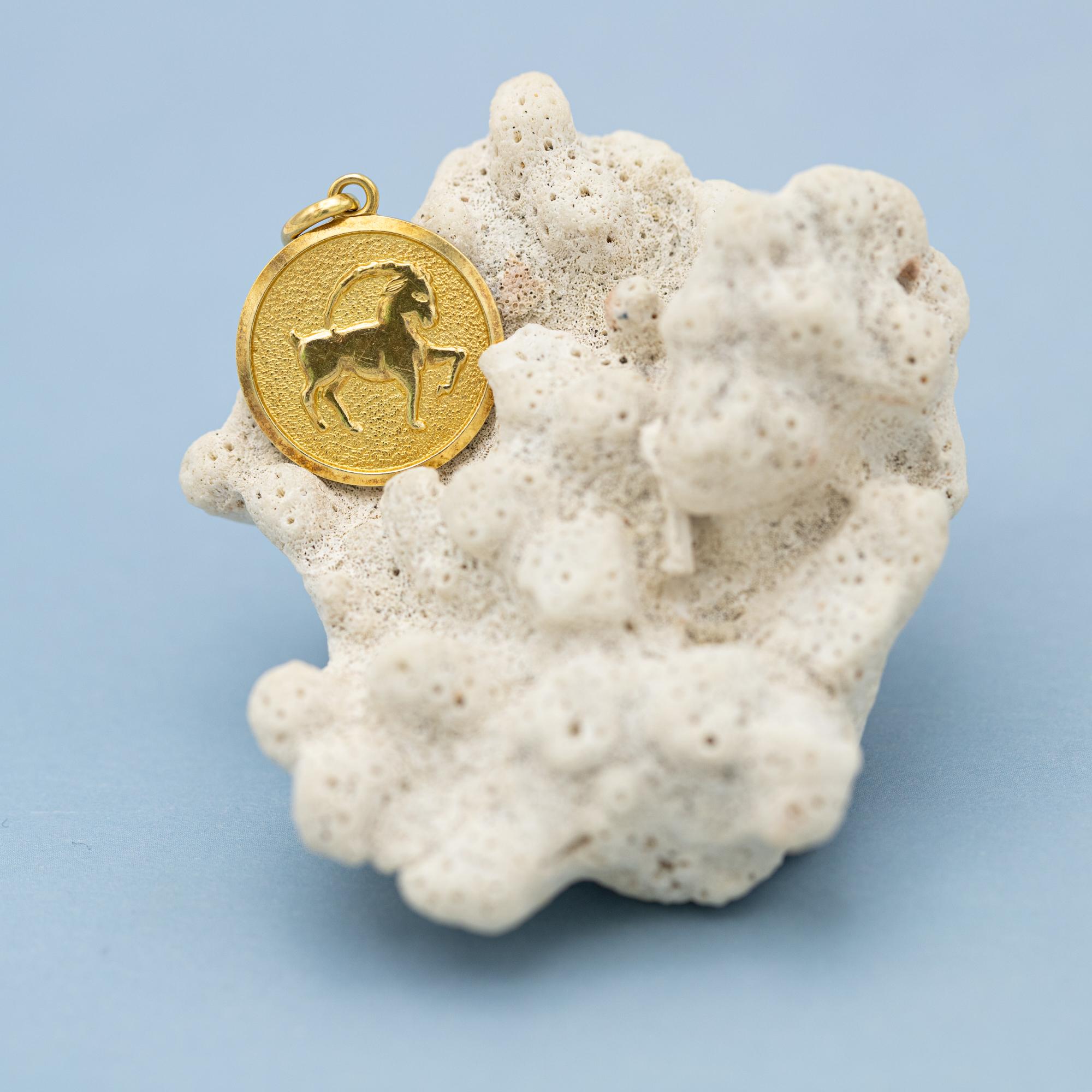Women's or Men's Vintage Capricorn - 18 karat zodiac charm pendant - solid yellow gold Star Sign For Sale
