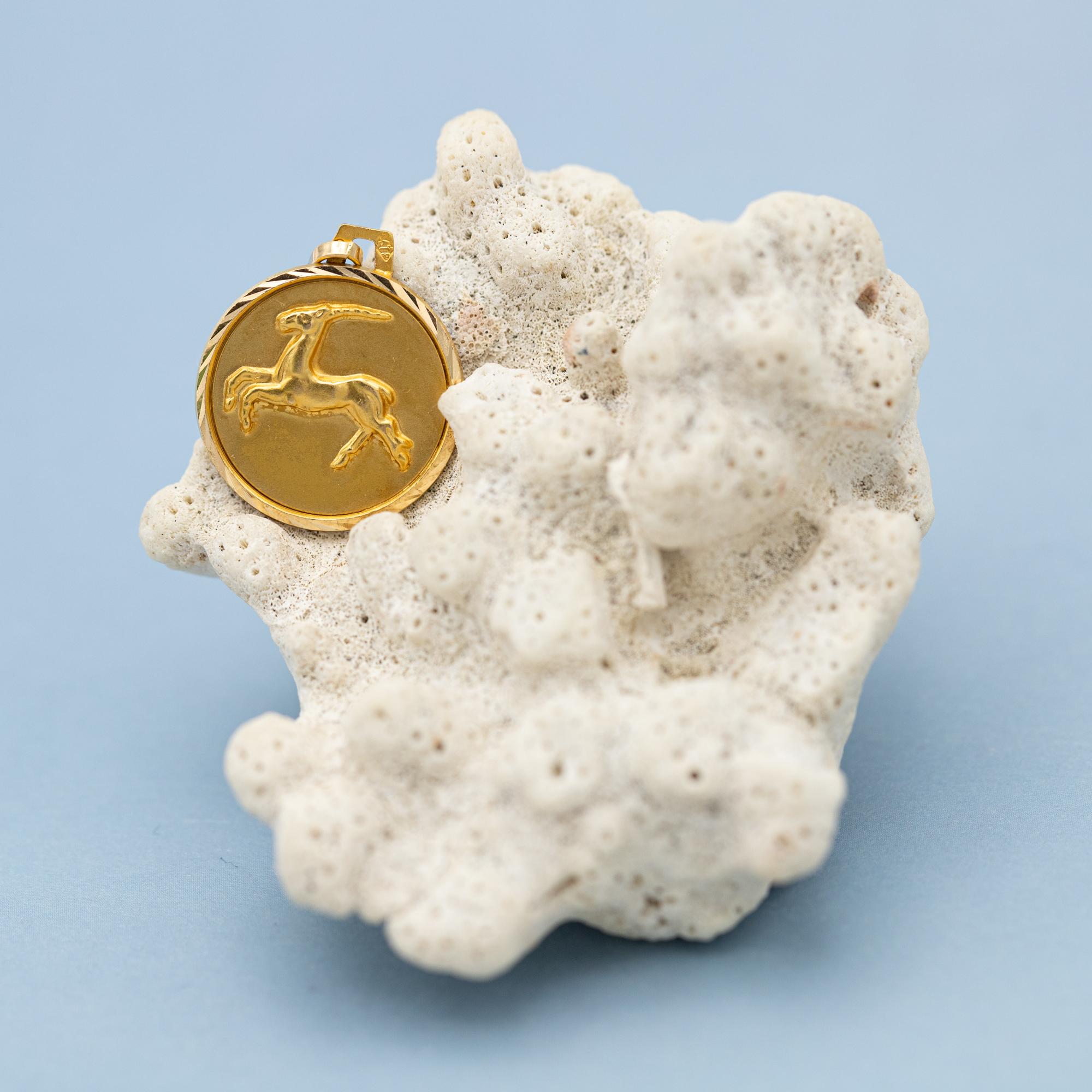 Women's or Men's Vintage Capricorn - 18 karat zodiac charm pendant - solid yellow gold Star Sign For Sale