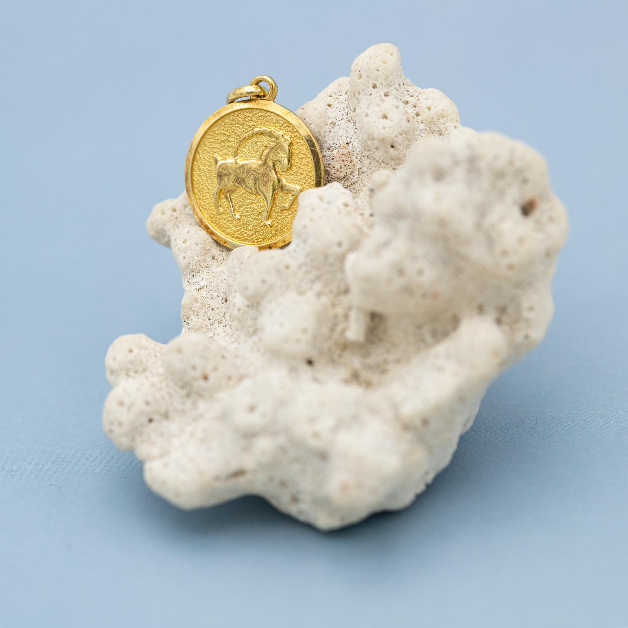 Vintage Capricorn - 18 karat zodiac charm pendant - solid yellow gold Star Sign For Sale 1