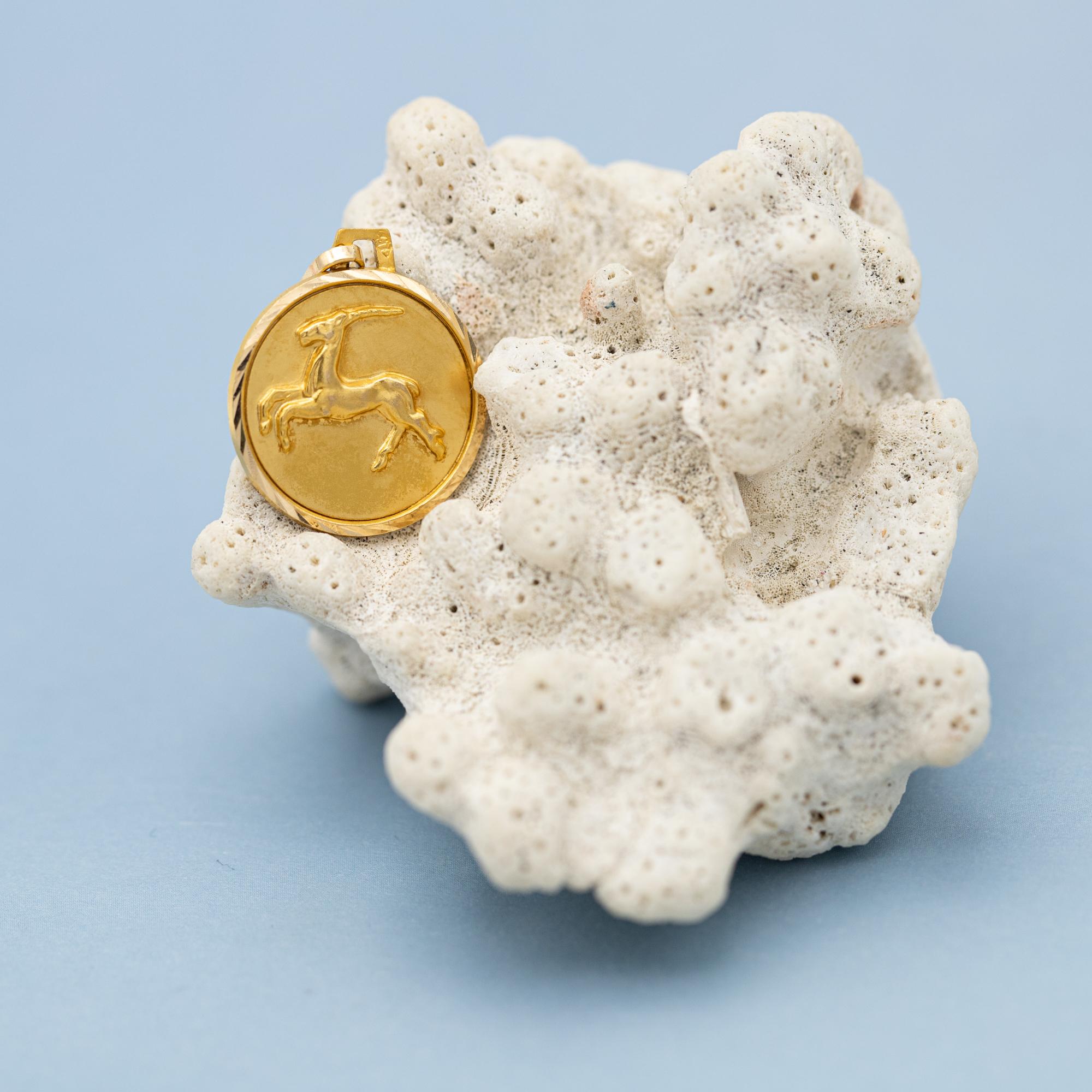 Vintage Capricorn - 18 karat zodiac charm pendant - solid yellow gold Star Sign For Sale 1