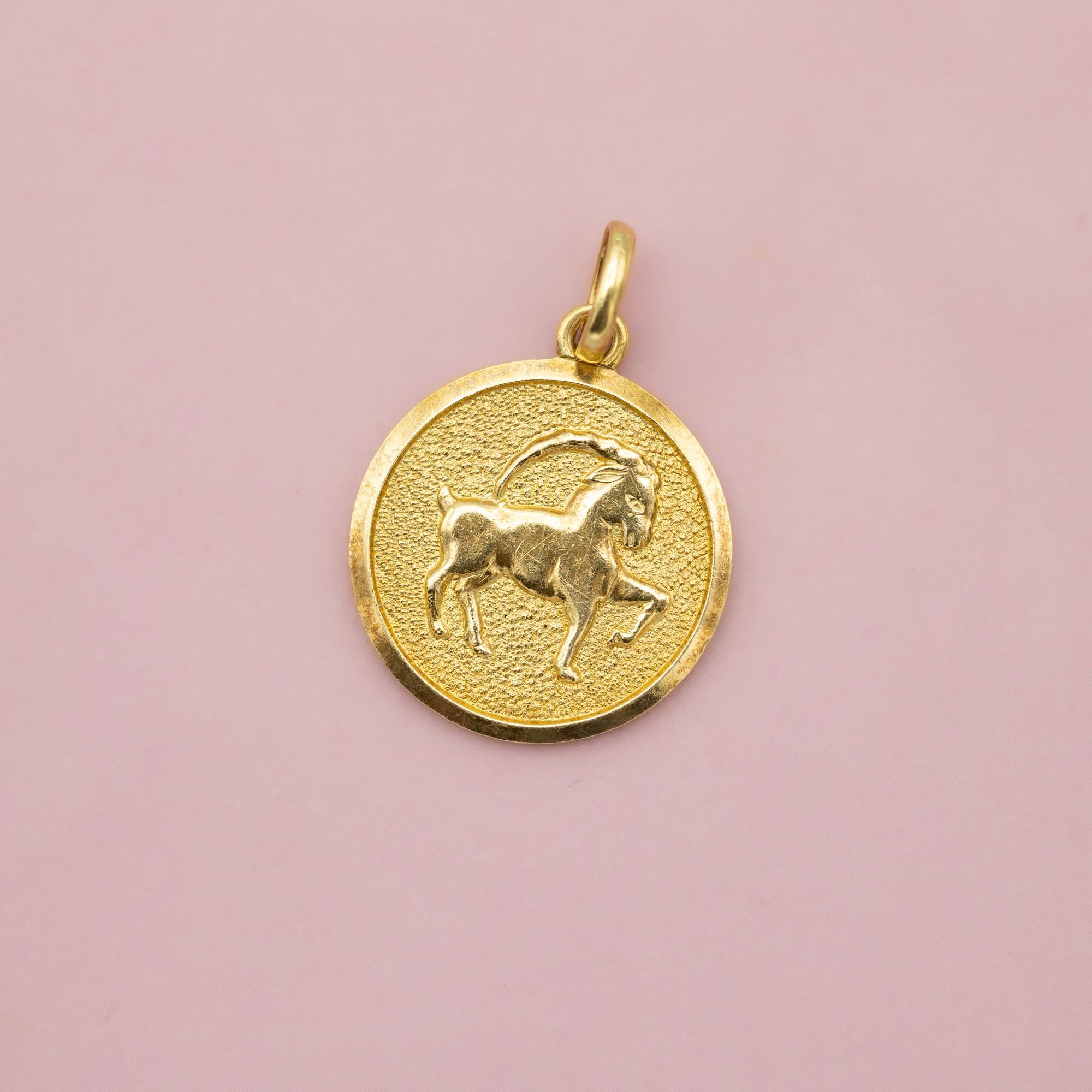 Vintage Capricorn - 18 karat zodiac charm pendant - solid yellow gold Star Sign For Sale 3