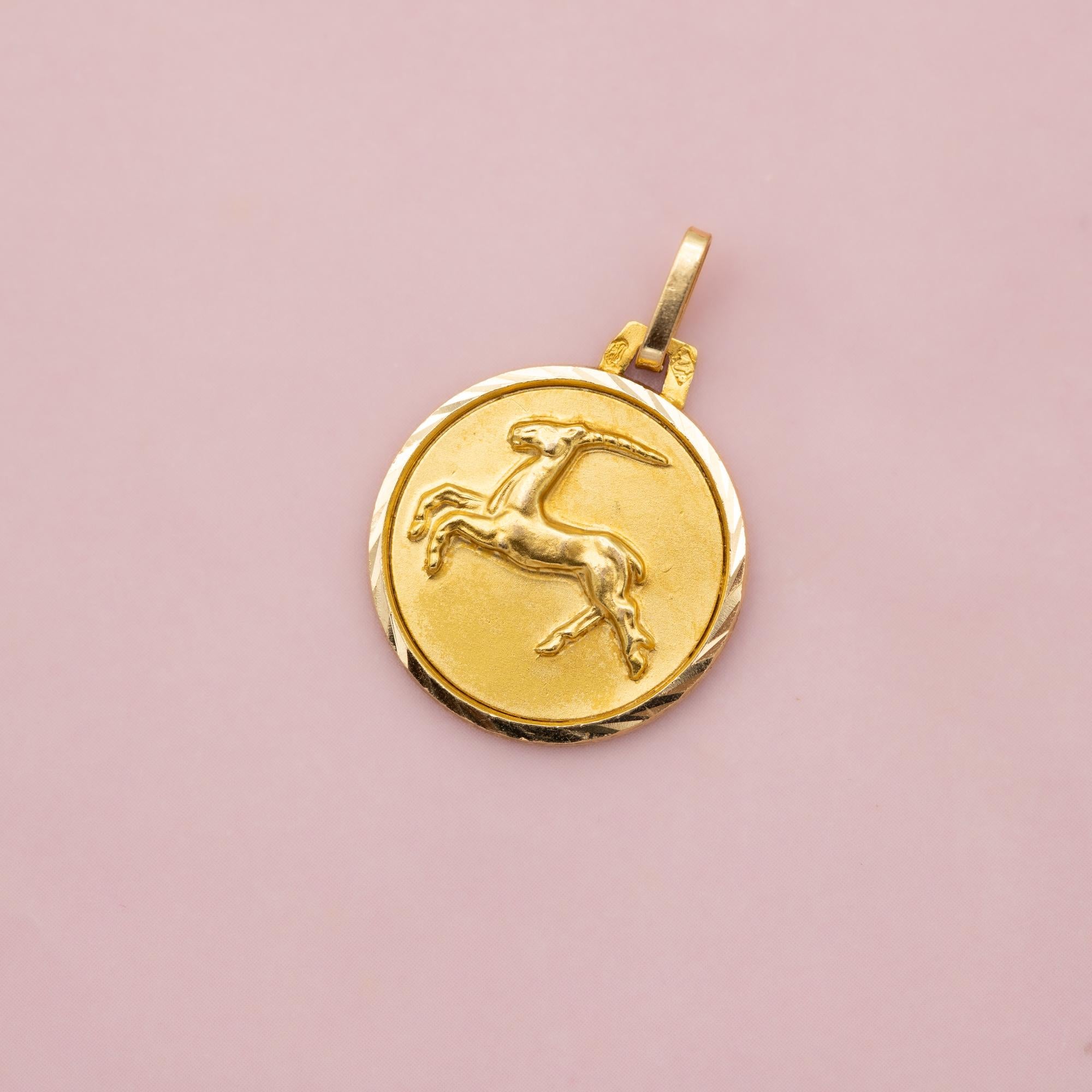 Vintage Capricorn - 18 karat zodiac charm pendant - solid yellow gold Star Sign For Sale 3