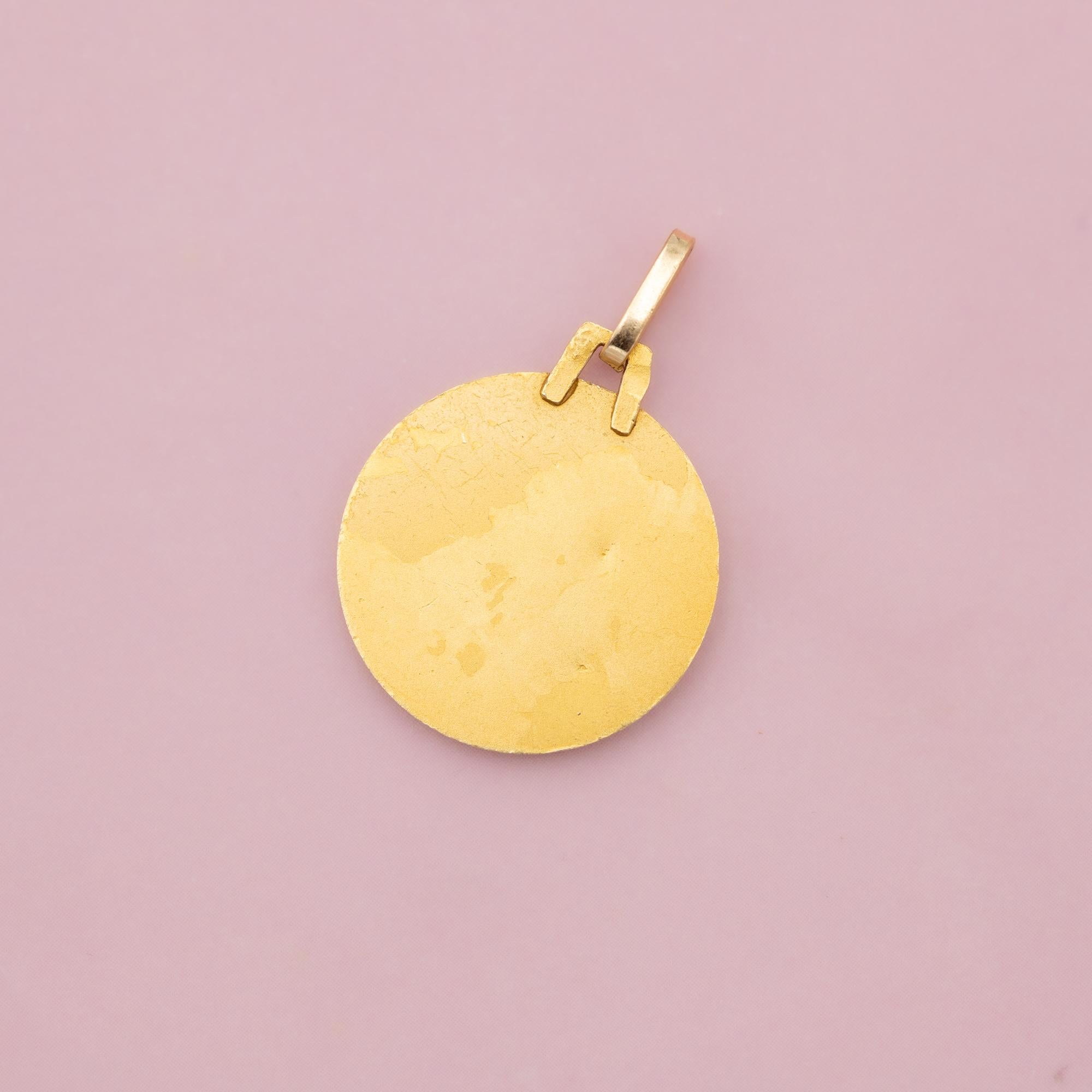 Vintage Capricorn - 18 karat zodiac charm pendant - solid yellow gold Star Sign For Sale 4