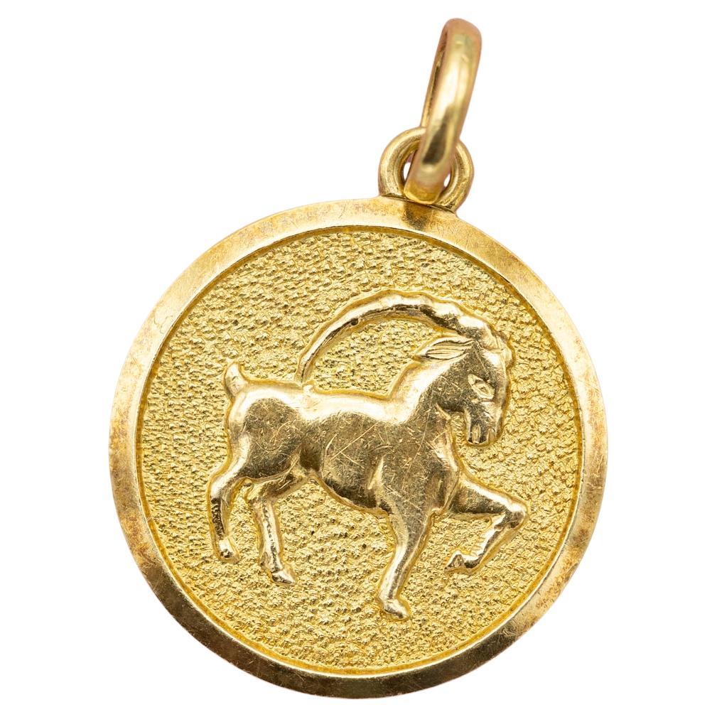 Vintage Capricorn - 18 karat zodiac charm pendant - solid yellow gold Star Sign For Sale