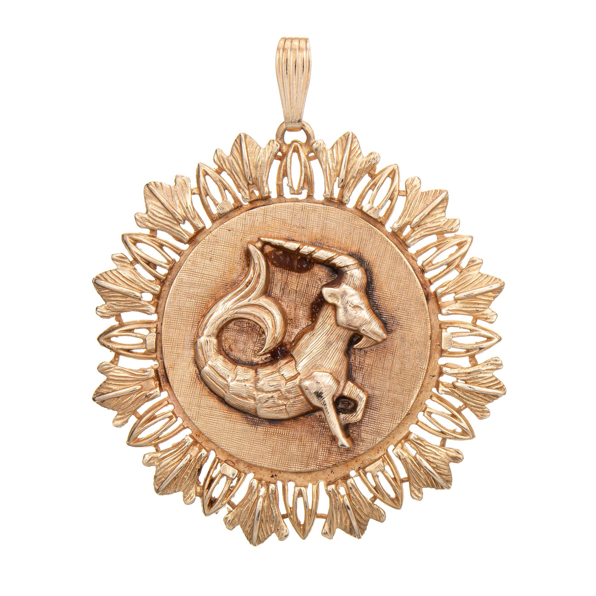 Moderne Pendentif médaillon vintage en or jaune 14 carats avec grand signe du zodiaque en forme de corne de Capri en vente