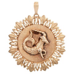 Pendentif médaillon vintage en or jaune 14 carats avec grand signe du zodiaque en forme de corne de Capri