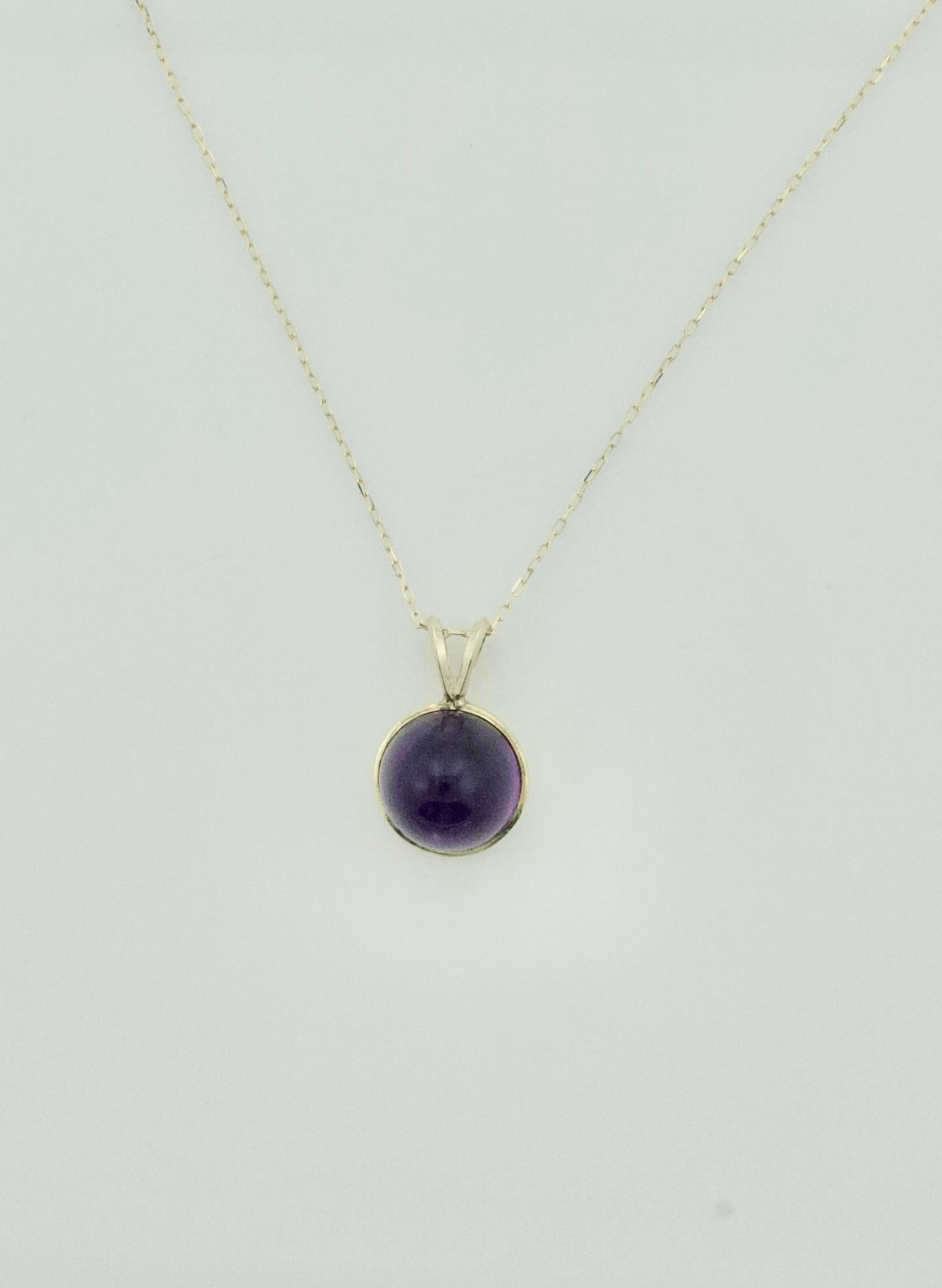Collana d'oro e ametista d'epoca, circa anni '30

Eleva la tua collezione con questa collana squisita e senza tempo, caratterizzata da una straordinaria ametista da 4,50 carati. Questa magnifica gemma tagliata a cabochon, con la sua profonda e