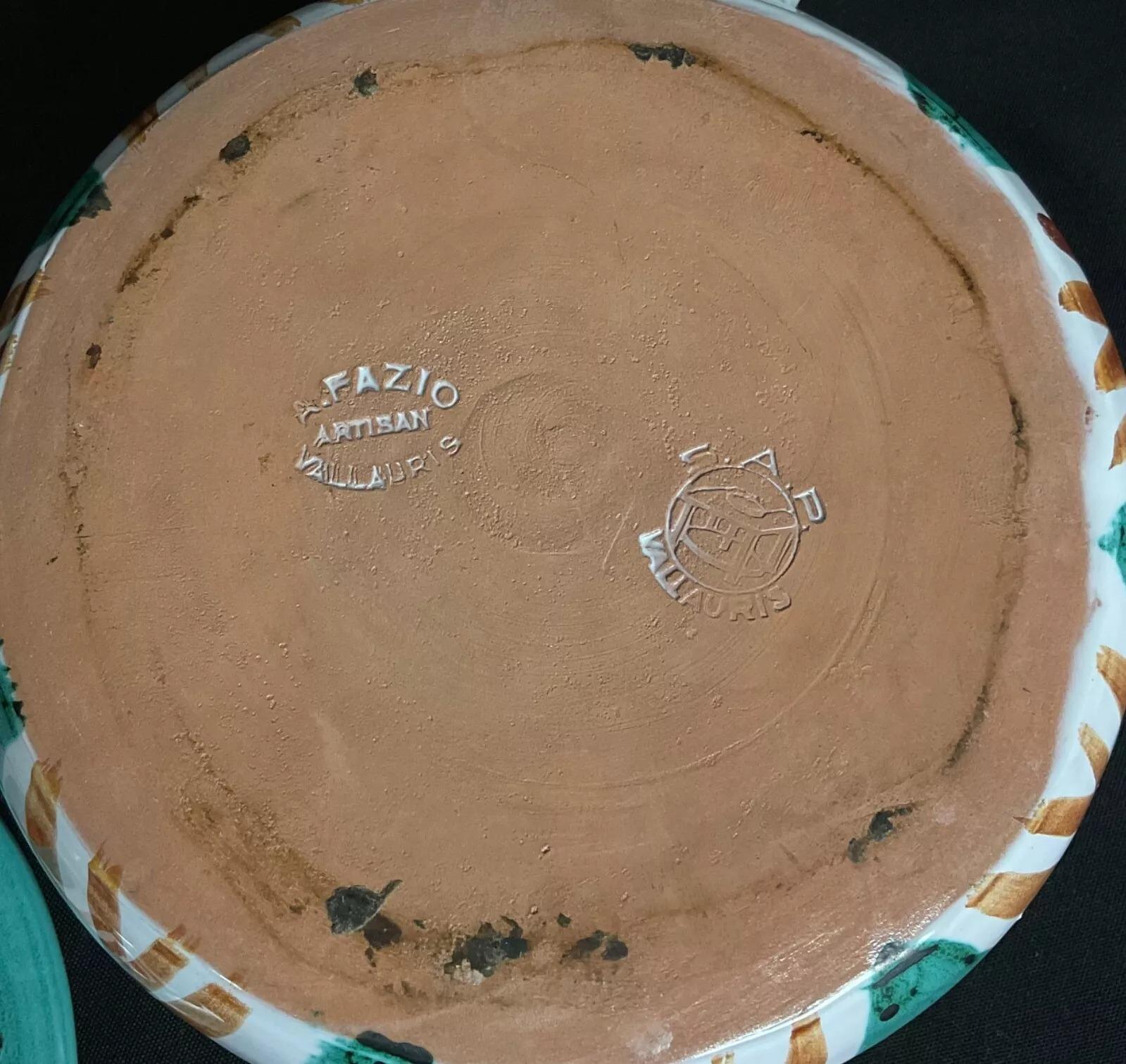 Abbraccia il fascino delle ceramiche francesi di metà secolo con questo caquelon vintage del rinomato artigiano Antoine Fazio di Vallauris. Con un'altezza di 4,33 pollici (11 cm), una lunghezza di 8,46 pollici (21,5 cm) e un diametro di 6,10 pollici