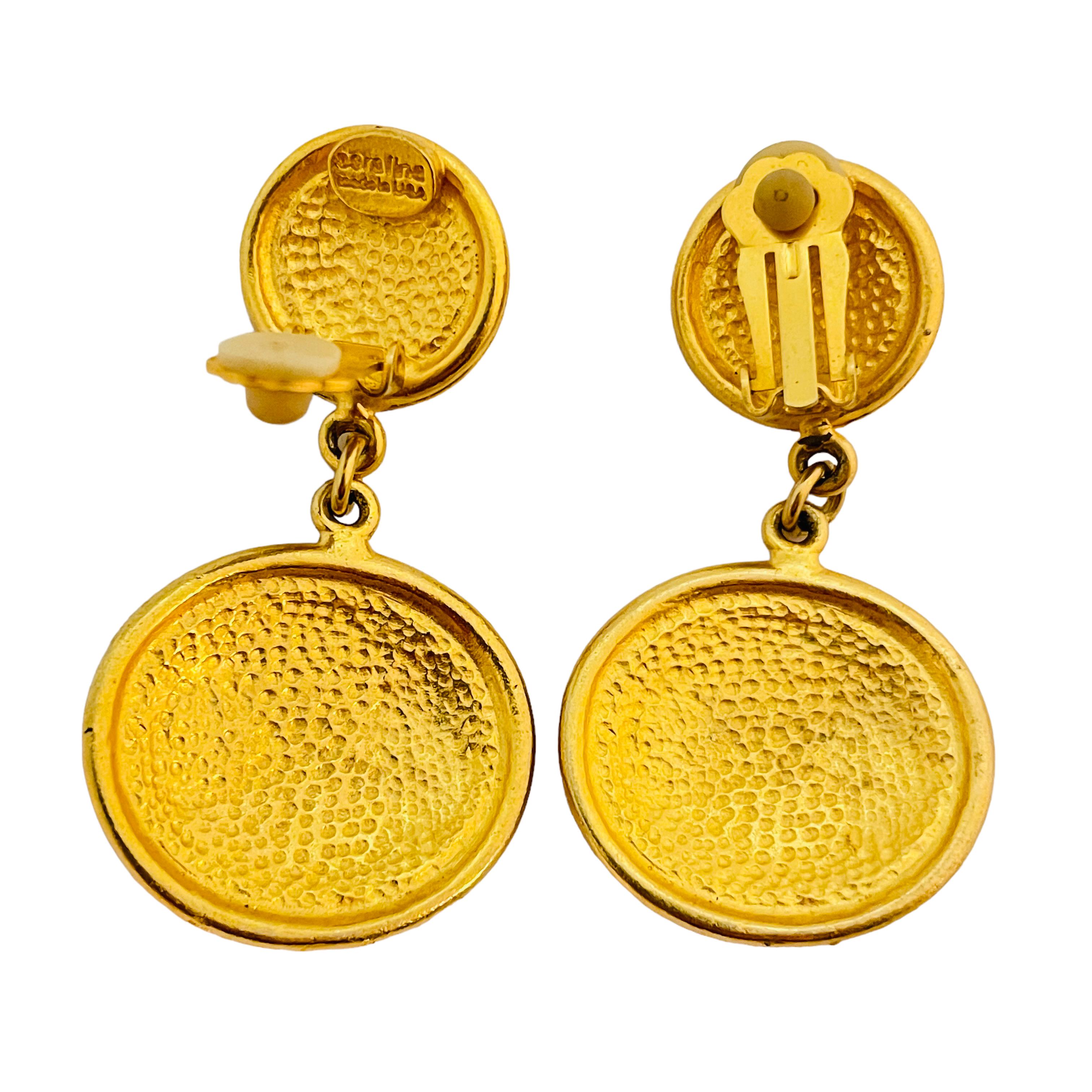 Vintage CARALINA gold Etruscan dangle designer runway clip on earrings In Good Condition For Sale In Palos Hills, IL