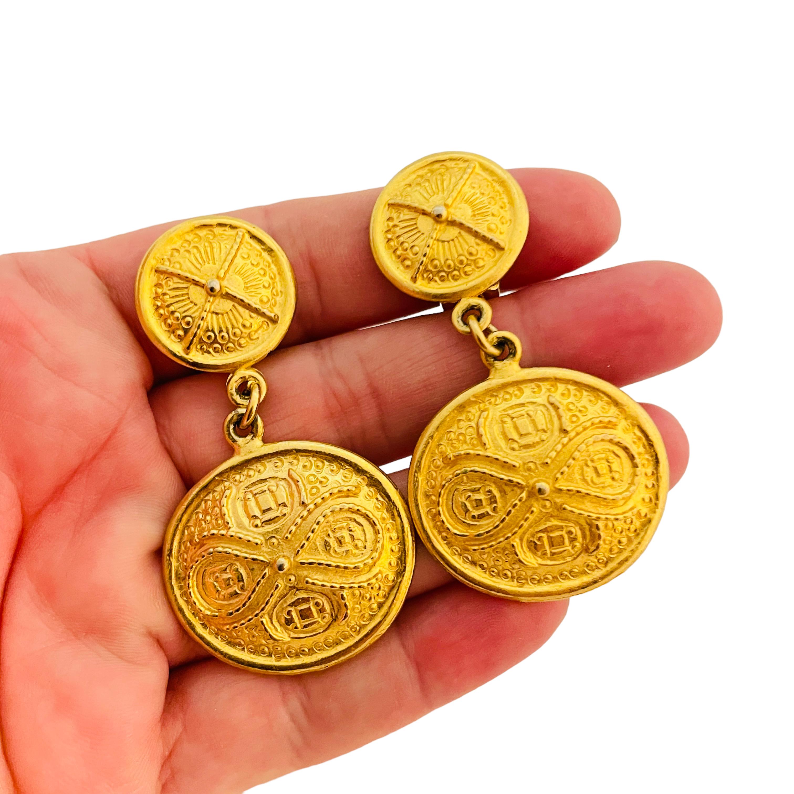 Vintage CARALINA gold Etruscan dangle designer runway clip on earrings For Sale 1
