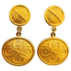 Vintage CARALINA gold Etruscan dangle designer runway clip on earrings
