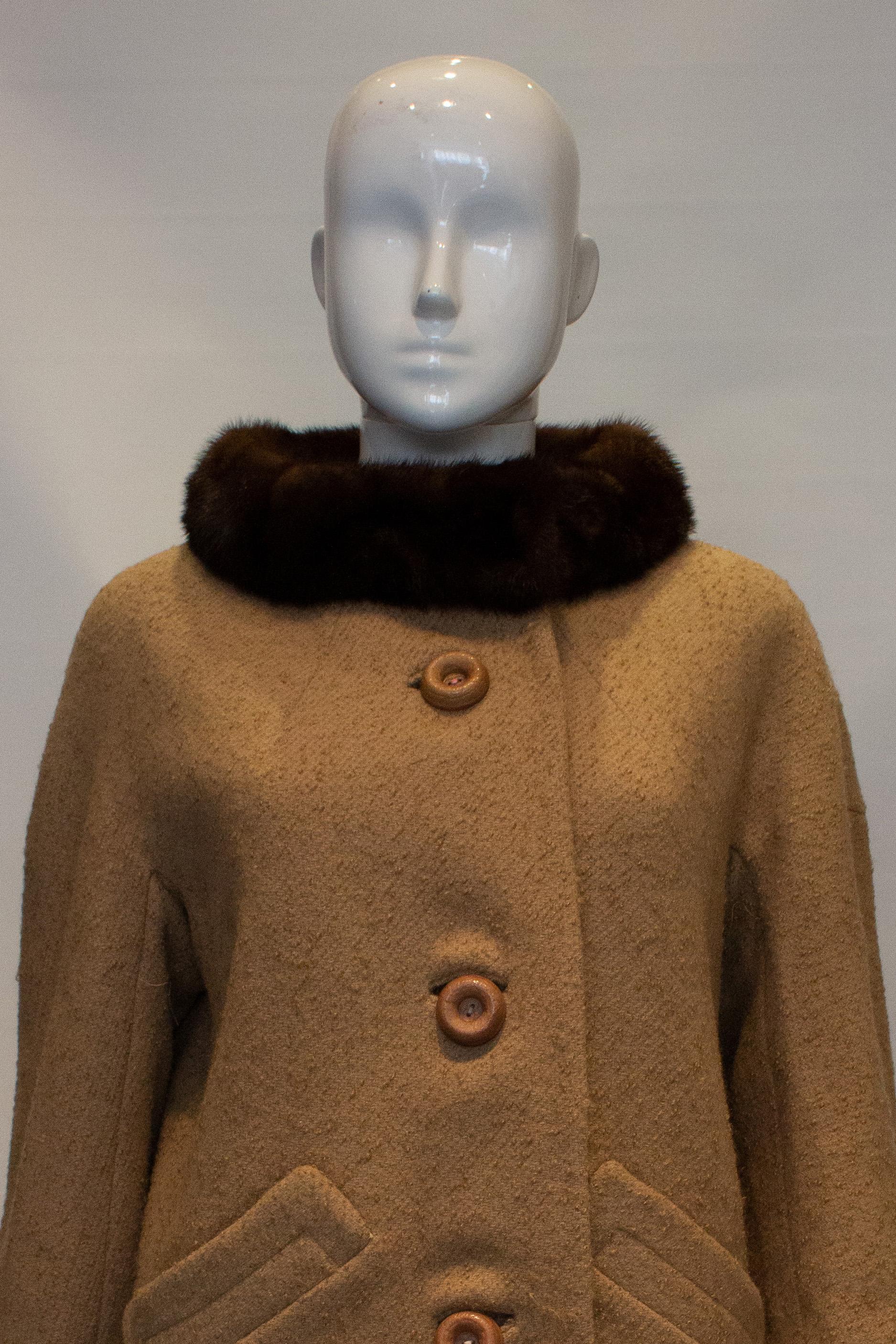 Karamellfarbener Mantel aus Wolle und Nerz von Izenva (Braun) im Angebot