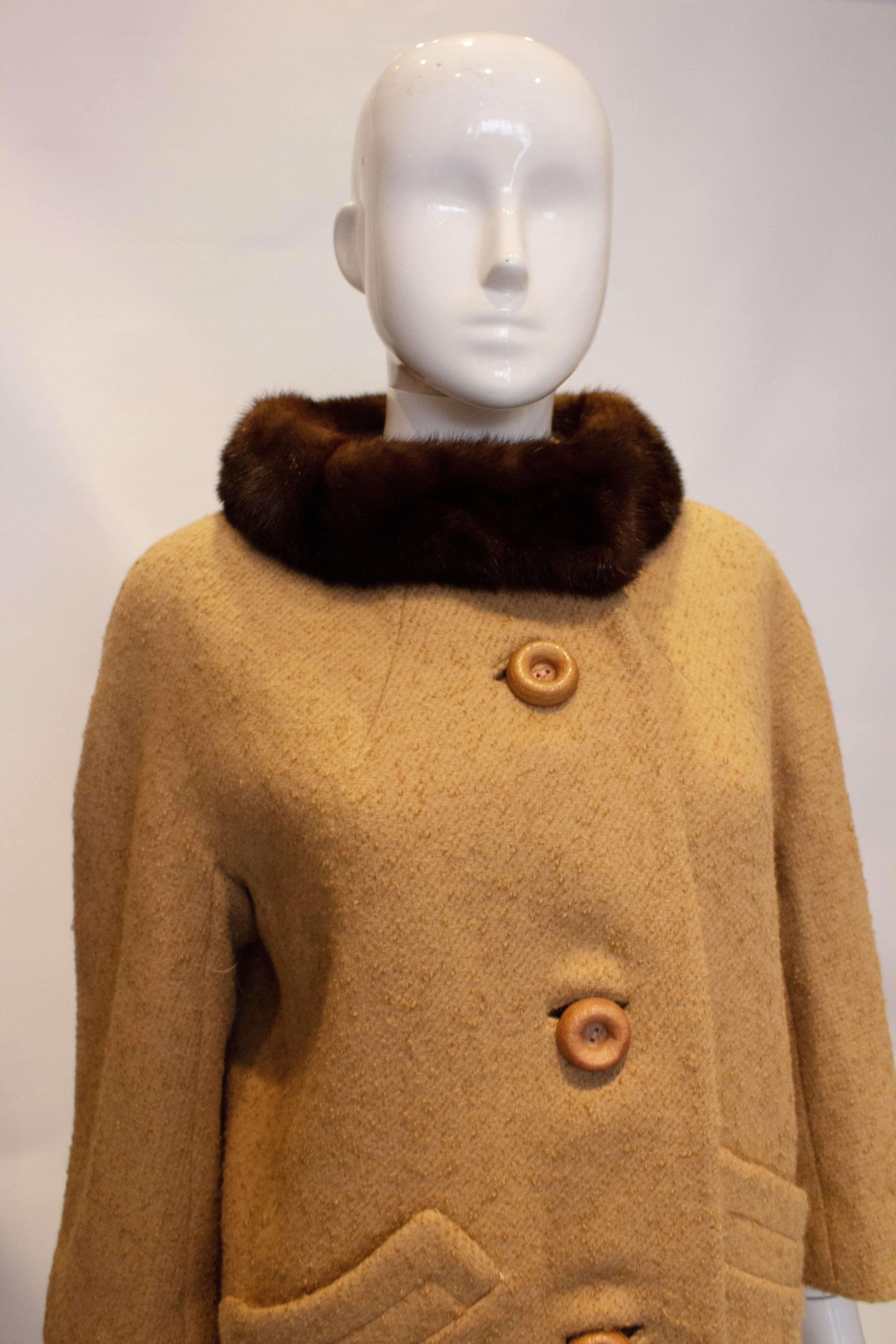 Karamellfarbener Mantel aus Wolle und Nerz von Izenva im Zustand „Gut“ im Angebot in London, GB