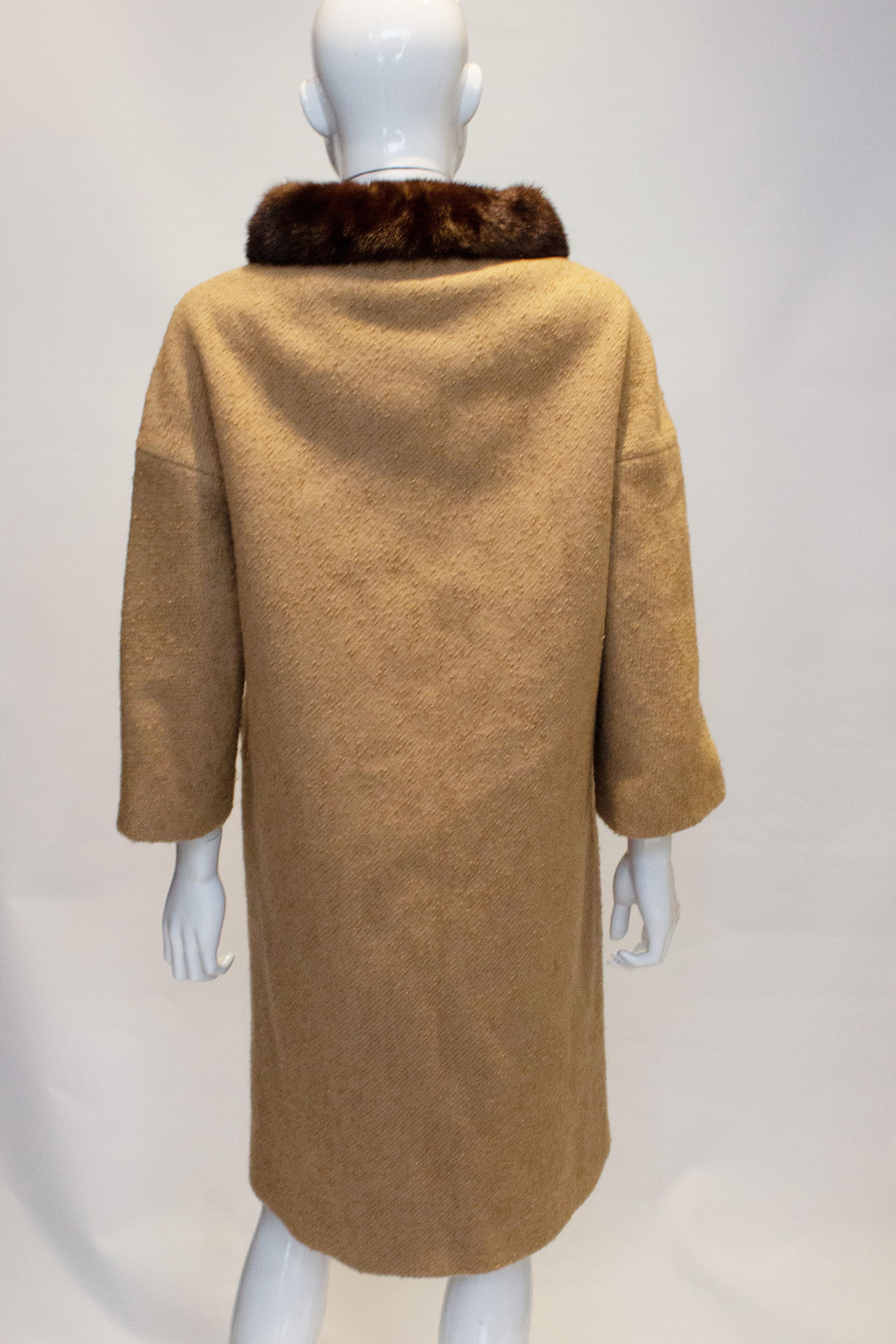 Karamellfarbener Mantel aus Wolle und Nerz von Izenva im Angebot 1