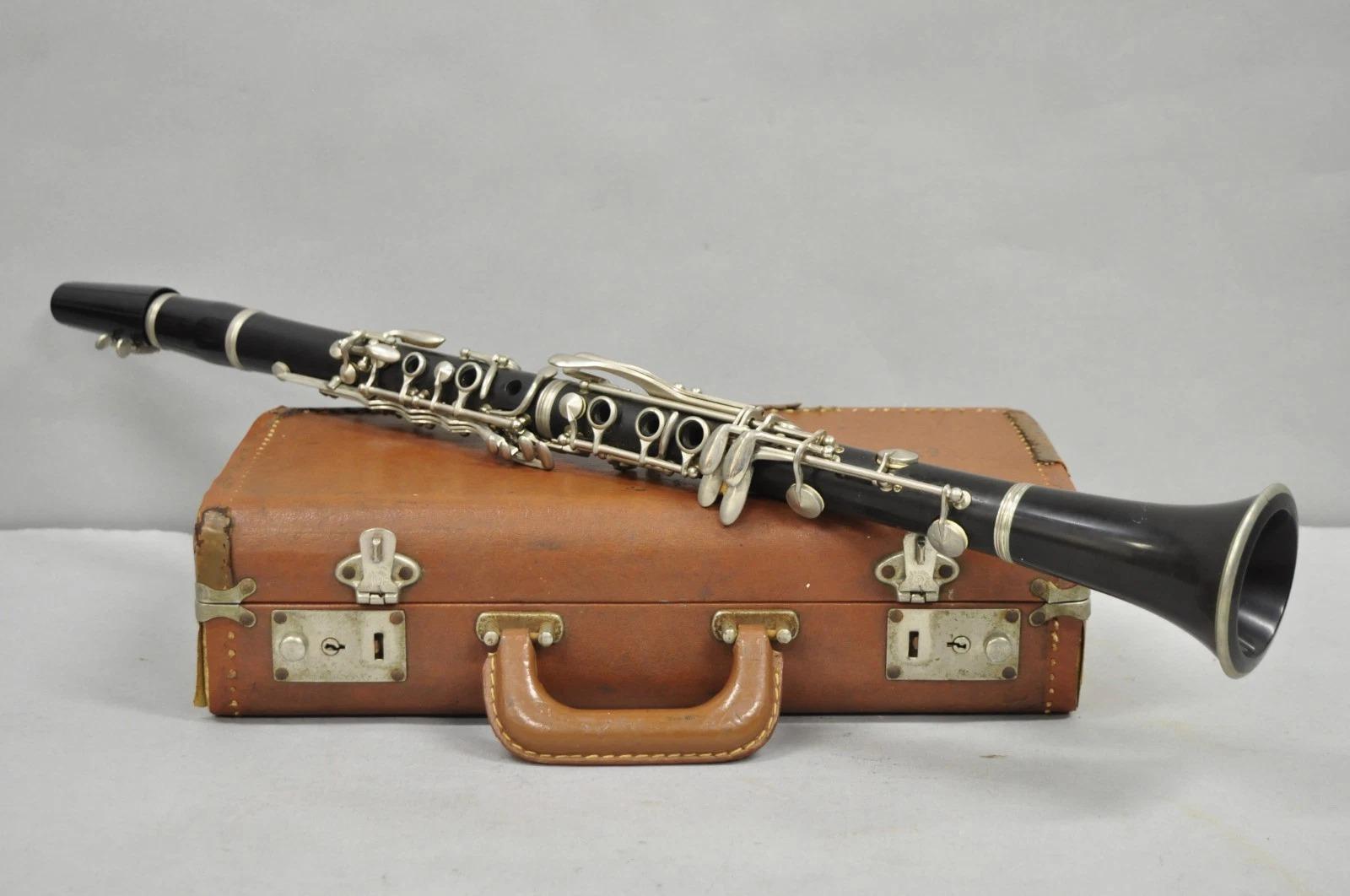 Strumento musicale Caravelle Clarinetto d'epoca con custodia originale. Circa metà del XX secolo. Misure: Astuccio: 4
