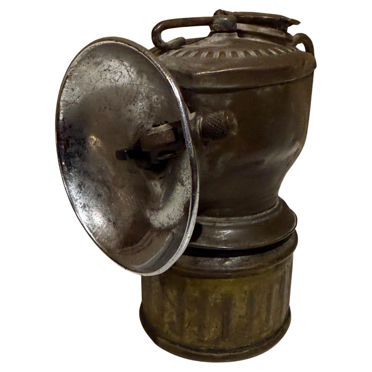 Lampada con elmetto in ottone a carburo d'epoca dei minatori