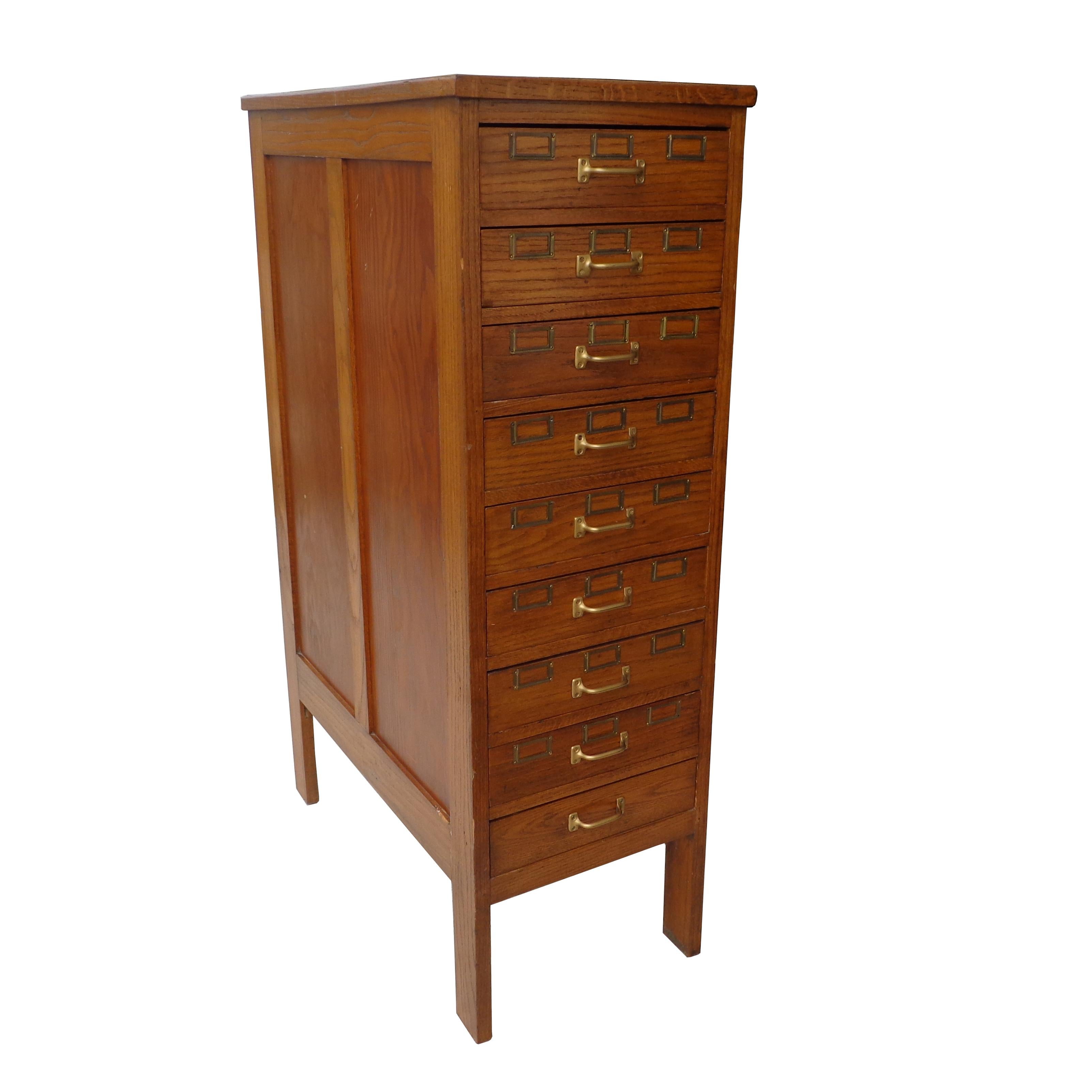Vintage card catalogue cabinet

Rare narrow footprint card catalogue or flat file cabinet. 9 drawers with removable partitions for a wider range of use.
Oak with brass pulls. Finished in back.

Measures: 17.5