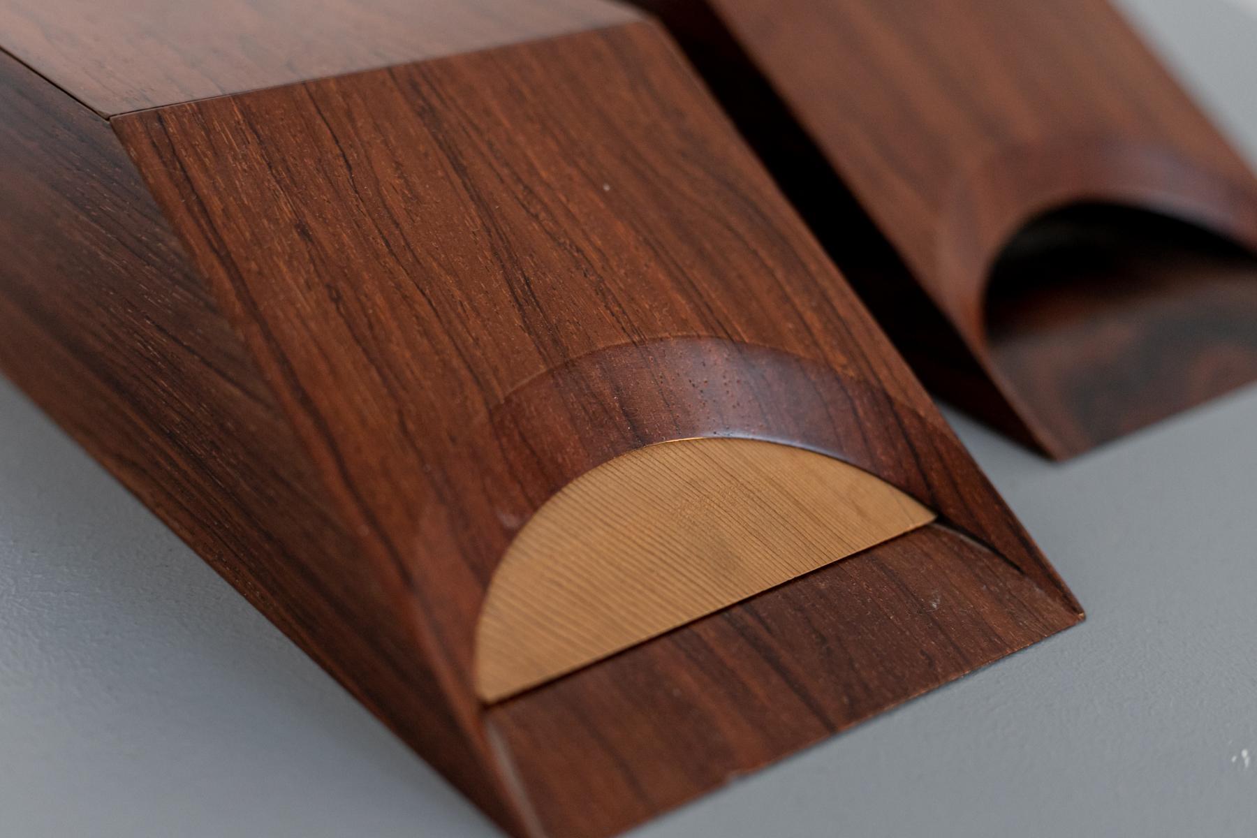 Very elegant fine wood vintage paper holder designed and made by master cabinetmaker Pierluigi Ghianda in 1970.
The vintage paper holder has a trapezoidal shape, with very hard lines and is totally made of wood, in two different colours, one darker