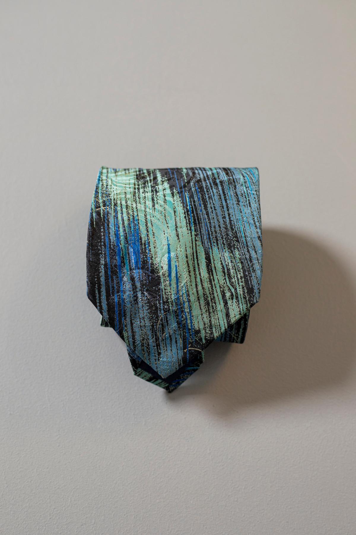 Eccentric tie vintage, designed by Cardelli, it is made in 100% silk. Ideal for a romantic evening thanks to its shades of light blue, blue and aqua green, able to give a touch of elegance to your outfit. This tie It's perfect to be paired with both