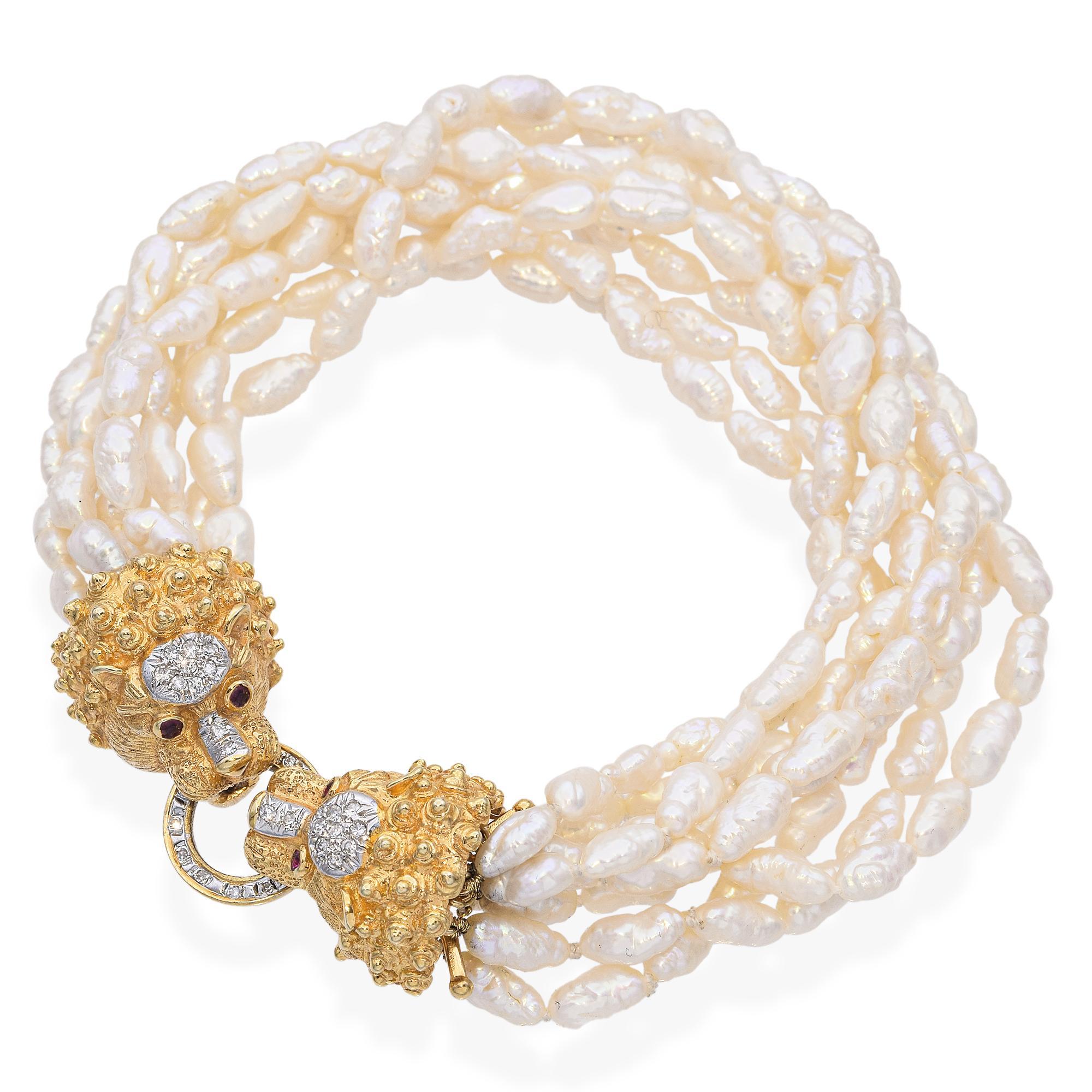 Bracelet original en perles de Cardow avec fermoir en tête de lion en or 14K. Ce collier de perles multibrins est doté d'un fermoir en forme de tête de lion en or jaune 14 carats serti de diamants et d'yeux en rubis. Le fermoir est doté d'une