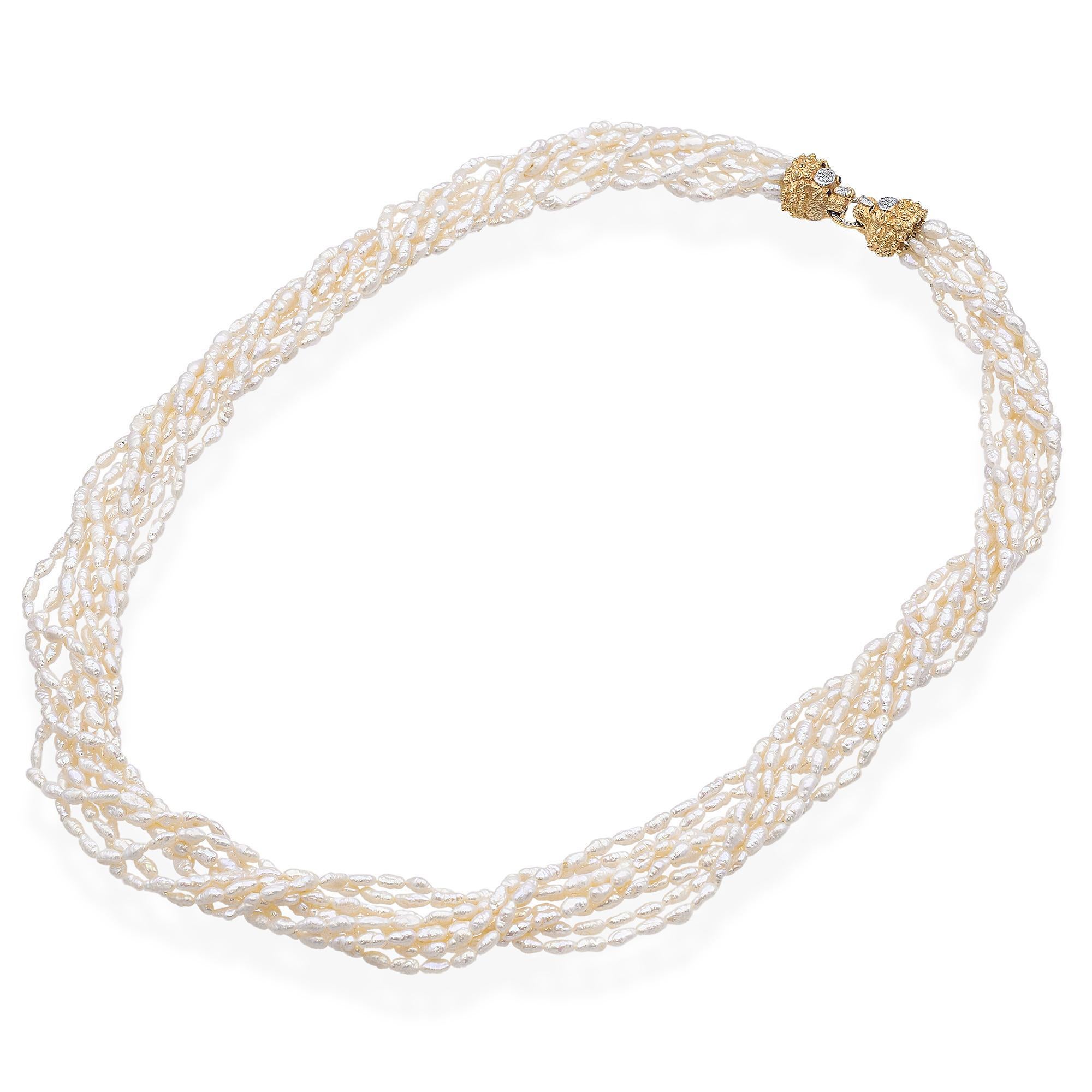 Collier de perles original de Cardow avec fermoir en or 14K en forme de tête de lion. Ce collier de perles multibrins est doté d'un fermoir en forme de tête de lion en or jaune 14 carats serti de diamants et d'yeux en rubis. Le fermoir est doté